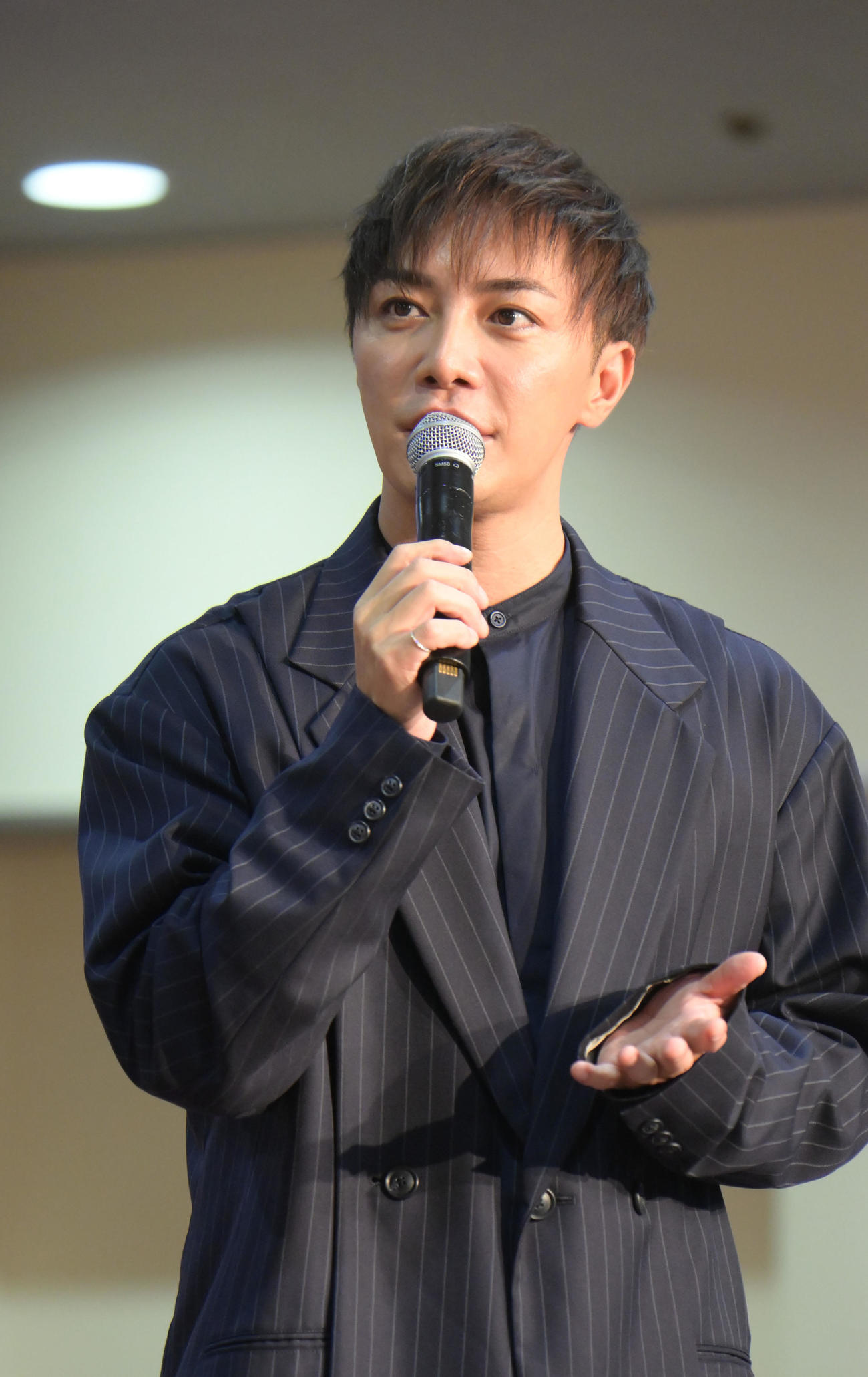 G1第52回高松宮記念特別競走でトークショーをする成宮寛貴（撮影・滝沢美穂子）