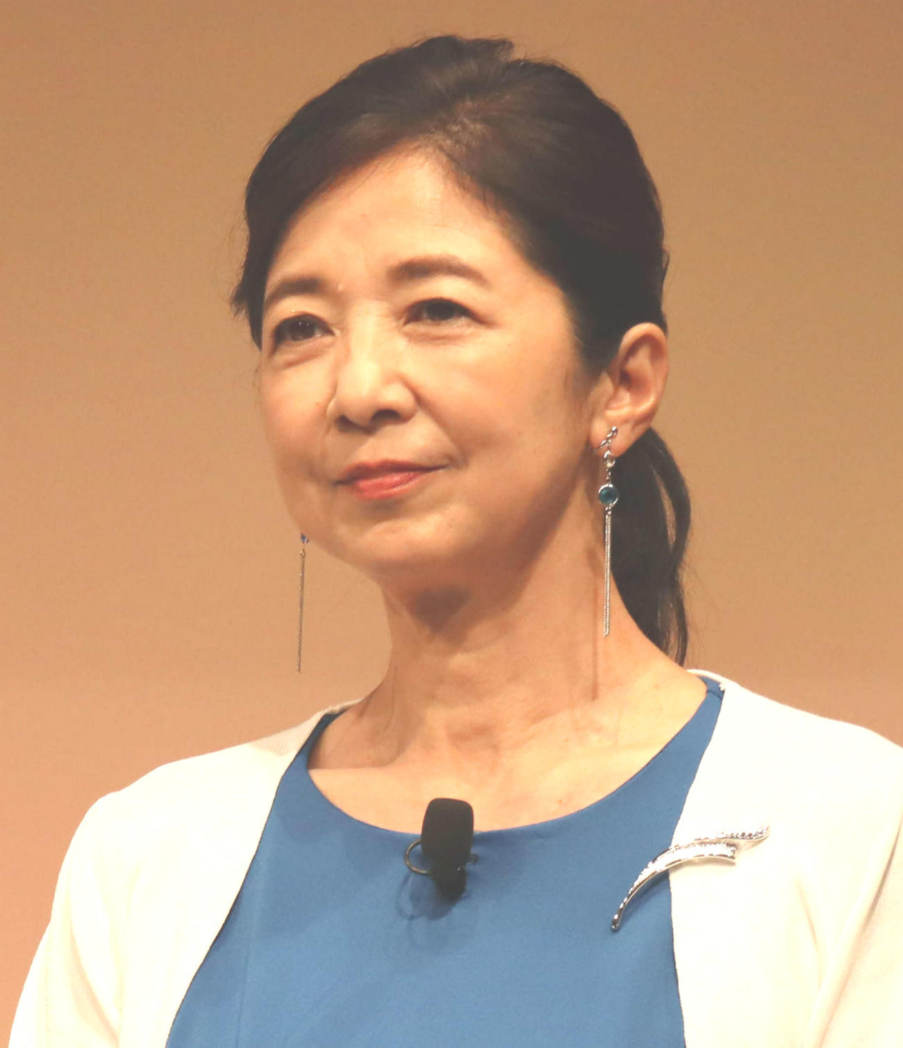 宮崎美子「かわいくてきれい」朝ドラ共演者と「おむすび」ポーズでスリーショット - 芸能写真ニュース : 日刊スポーツ