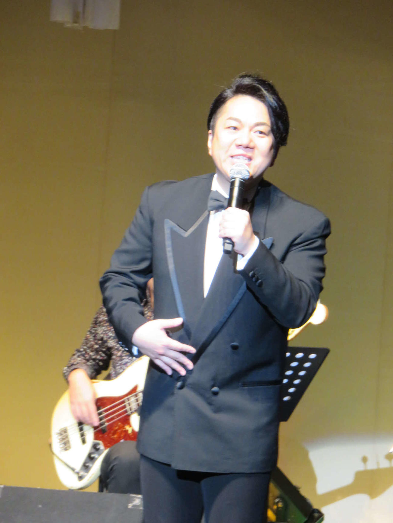 先輩の山本譲二にもらった衣装を着て「みちのくひとり旅」を歌うこおり健太