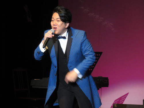 こおり健太、15周年ラストデーに新曲「裏町蛍」など熱唱 山本譲二衣装