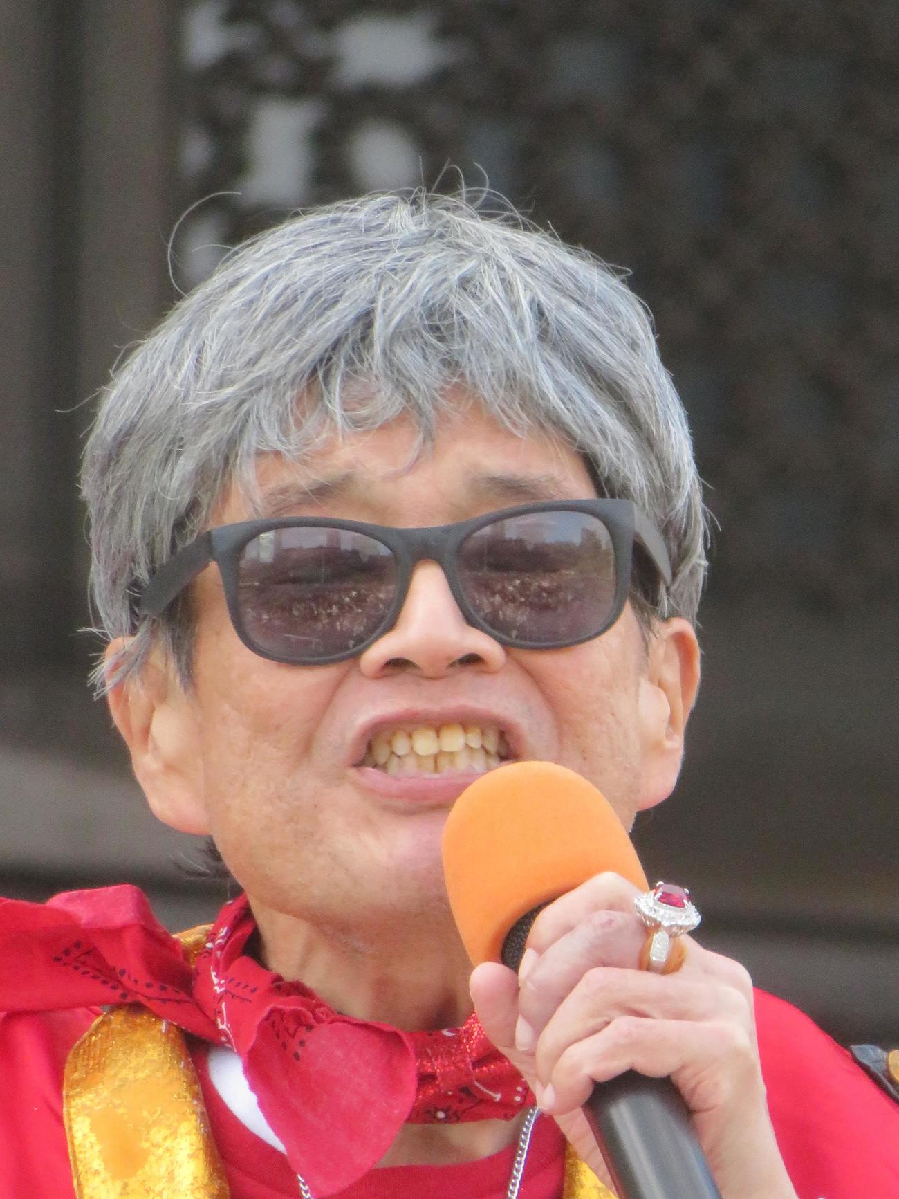 熱唱する森永卓郎氏