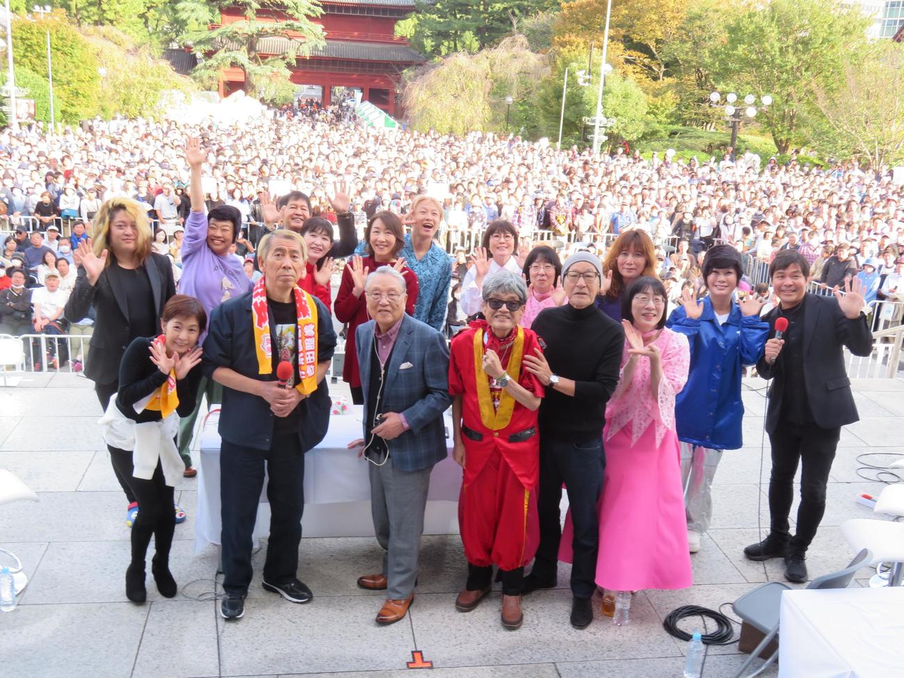 増上寺で行った文化放送の公開生放送に出演した伊東四朗（前列左から3人目）ら