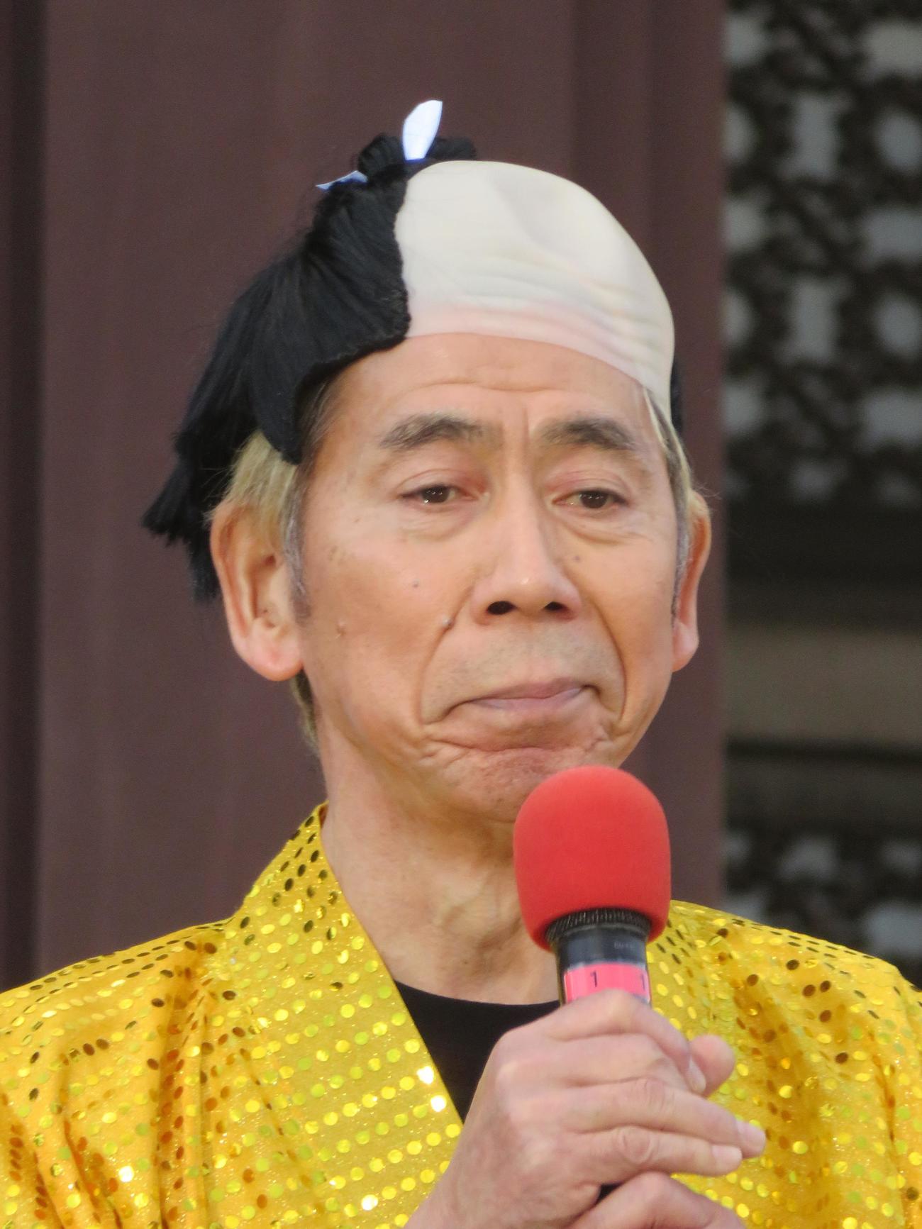 熱唱する吉田照美