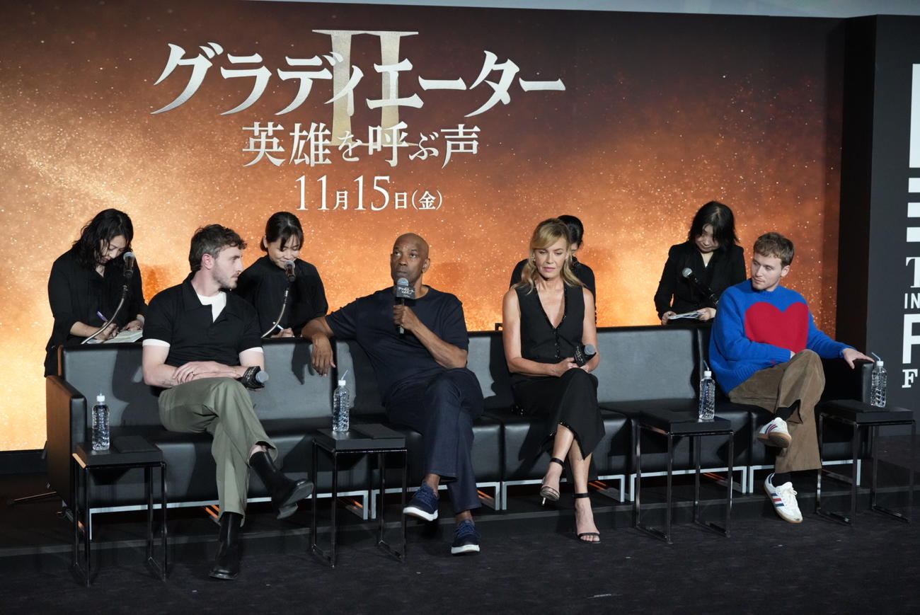 映画「グラディエーター2英雄を呼ぶ声」東京国際映画祭来日スペシャルトークイベントに臨む、左からポール・メスカル、デンゼル・ワシントン、コニー・ニールセン、フレッド・ヘッキンジャー＝（撮影・小沢裕）