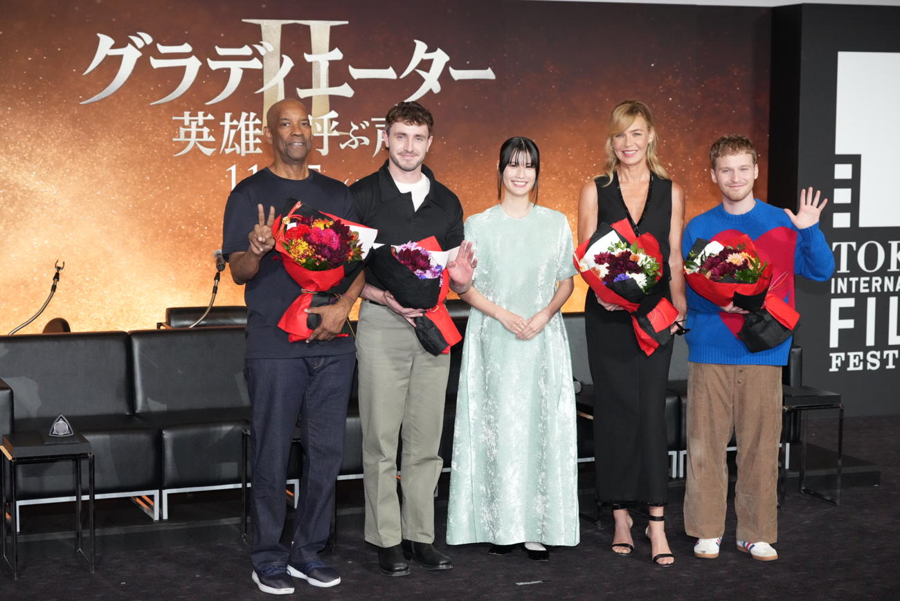 映画「グラディエーター2英雄を呼ぶ声」東京国際映画祭来日スペシャルトークイベントに臨む、左からデンゼル・ワシントン、ポール・メスカル、コンペティション部門審査員の橋本愛、コニー・ニールセン、フレッド・ヘッキンジャー（撮影・小沢裕）