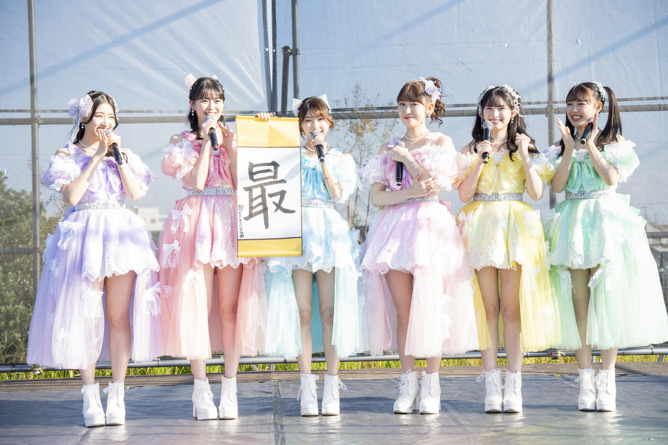 フリーライブでグループの「今年の漢字」を発表した超ときめき♡宣伝部。左から杏ジュリア、坂井仁香、辻野かなみ、小泉遥香、菅田愛貴、吉川ひより