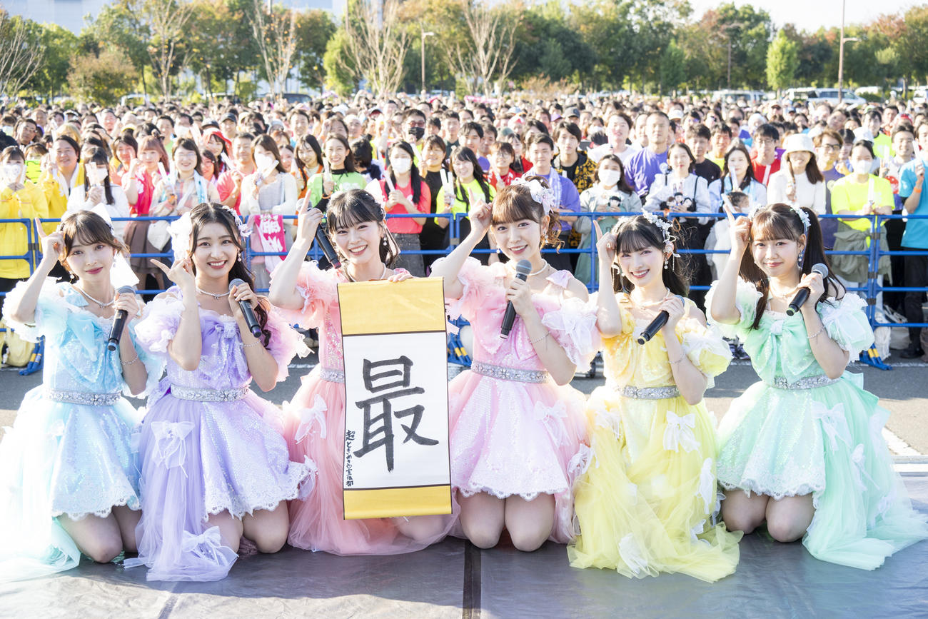 フリーライブでグループの「今年の漢字」を発表した超ときめき♡宣伝部。左から辻野かなみ、杏ジュリア、坂井仁香、小泉遥香、菅田愛貴、吉川ひより