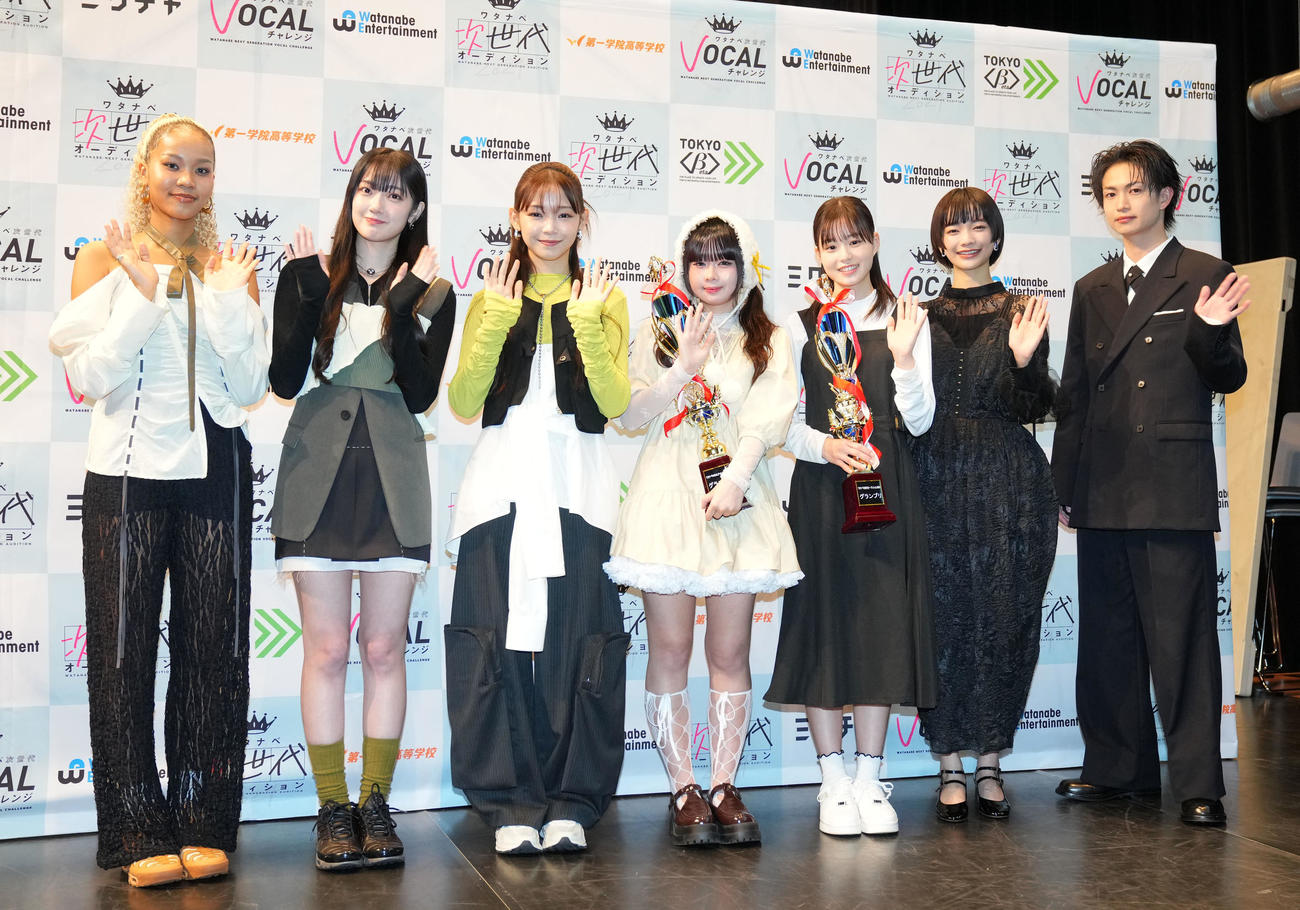 会見で笑顔をみせる、左からLittle Glee Monsterのmiyouと結海とミカ、グランプリを受賞した梅田くるみと舘伶奈、見上愛、綱啓永（撮影・横山健太）