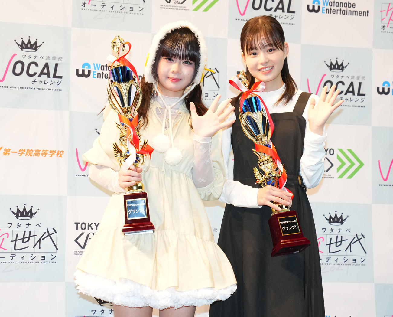 グランプリを受賞し笑顔をみせる梅田くるみ（左）と舘伶奈（撮影・横山健太）