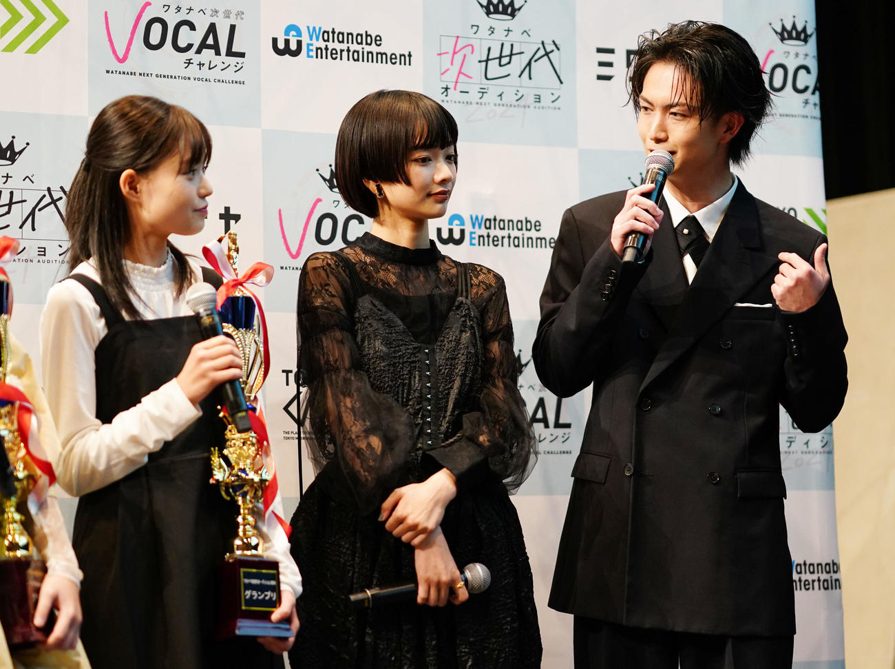 グランプリを受賞した舘伶奈（左）に今後のアドバイスをする綱啓永。中央は見上愛（撮影・横山健太）