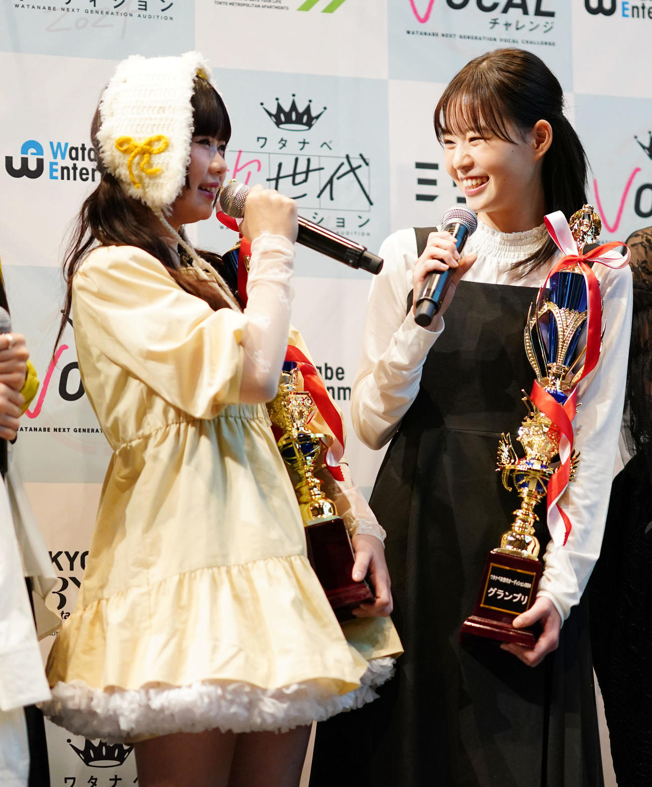 グランプリを受賞し笑顔で言葉を交わす梅田くるみ（左）と舘伶奈（撮影・横山健太）