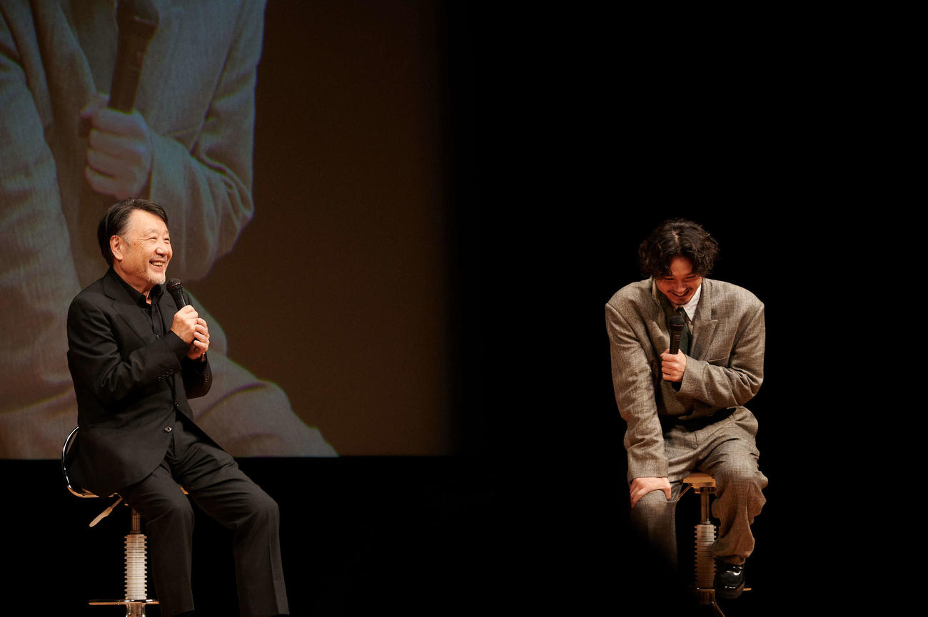 故郷の静岡県沼津市の沼津市で「しずおか映画祭」を開催し、同市出身の原田眞人監督と対談する磯村勇斗（右）