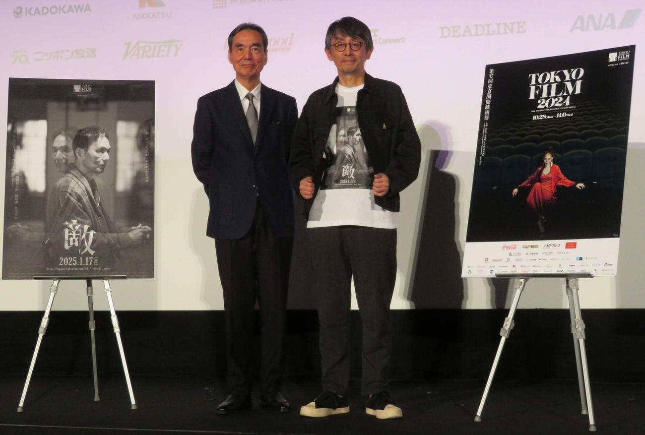 東京国際映画祭コンペティション部門に出品された主演映画「敵」公式上映後舞台あいさつに登壇した長塚京三（左）と非売品の作品Tシャツを披露した吉田大八監督（撮影・村上幸将）