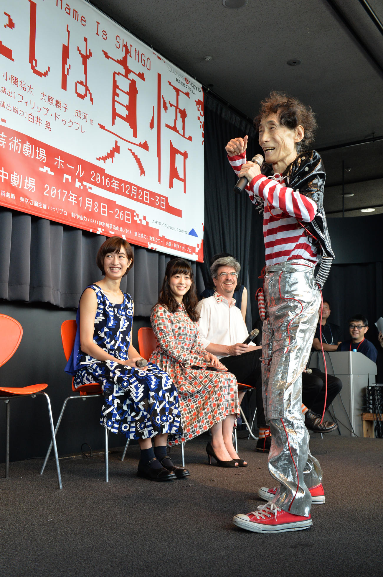 16年8月、ミュージカルの製作発表会見に出席した、楳図かずおさんら