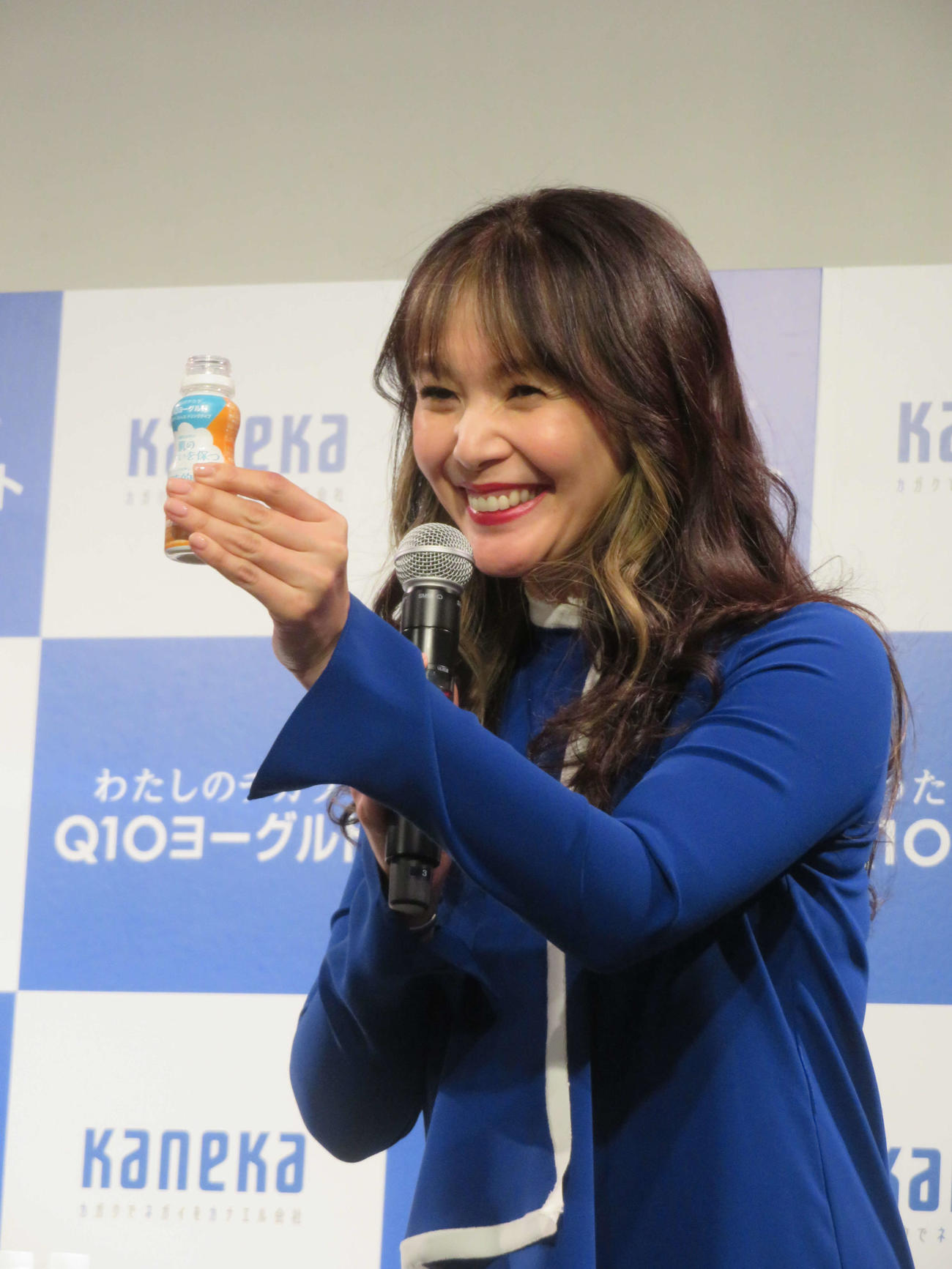 カネカ「還元型コエンザイムQ10」新商品発表および事業戦略発表会で「わたしのチカラ　Q10ヨーグルト」を手に乾杯する知花くらら（撮影・村上幸将）