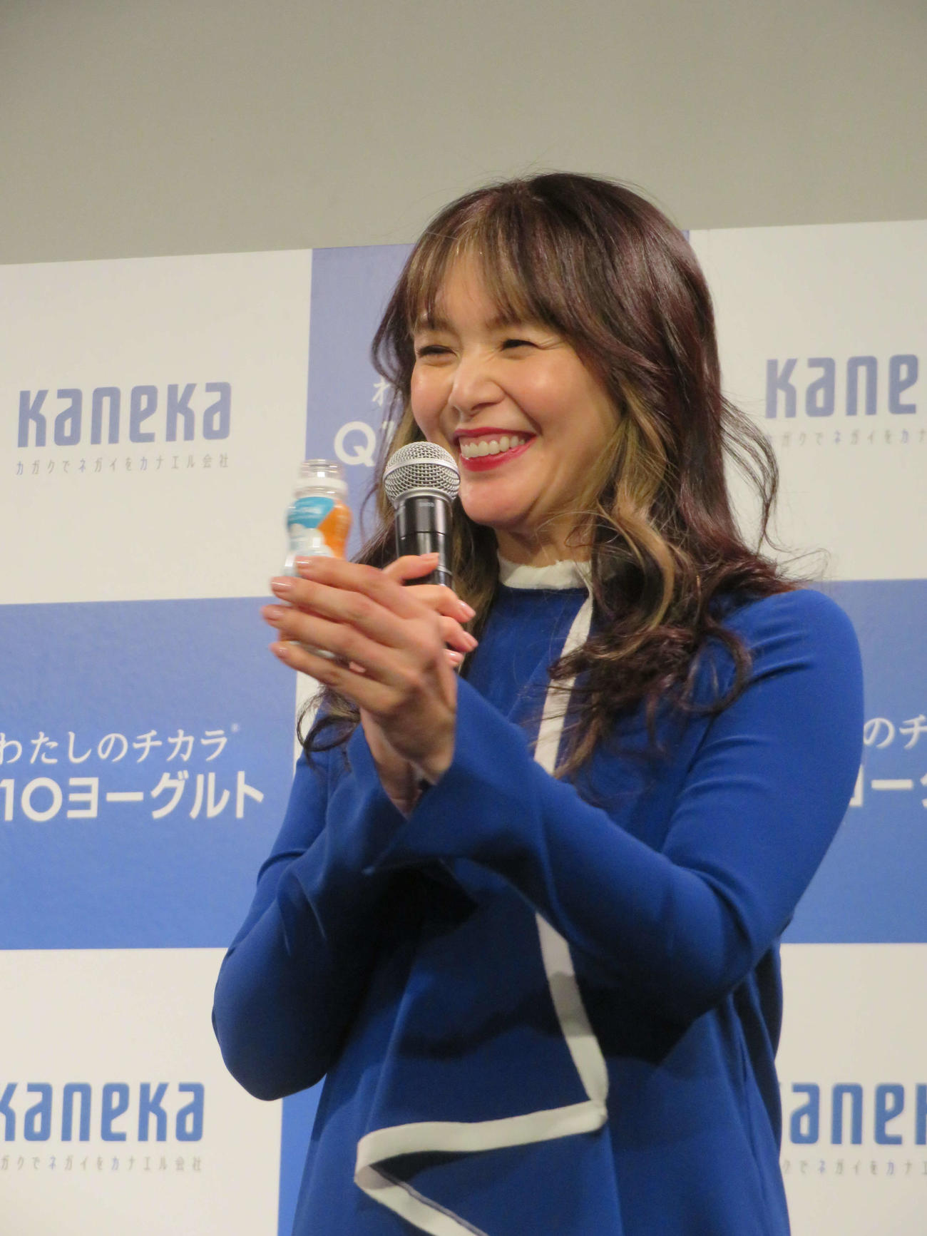 カネカ「還元型コエンザイムQ10」新商品発表および事業戦略発表会で「わたしのチカラ　Q10ヨーグルト」を手に乾杯する知花くらら（撮影・村上幸将）