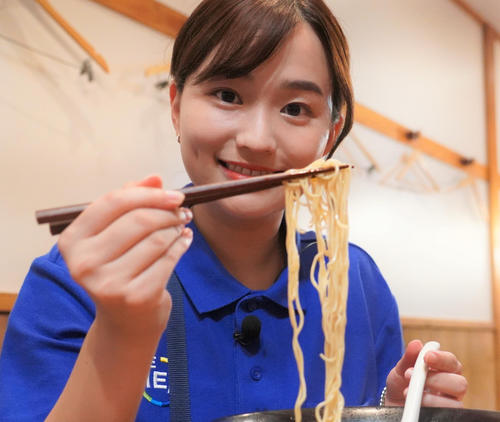 篠原梨菜アナ、おにぎりほおばる「早朝グルメ」なひとときに反響「おにぎり似合いすぎ」の声