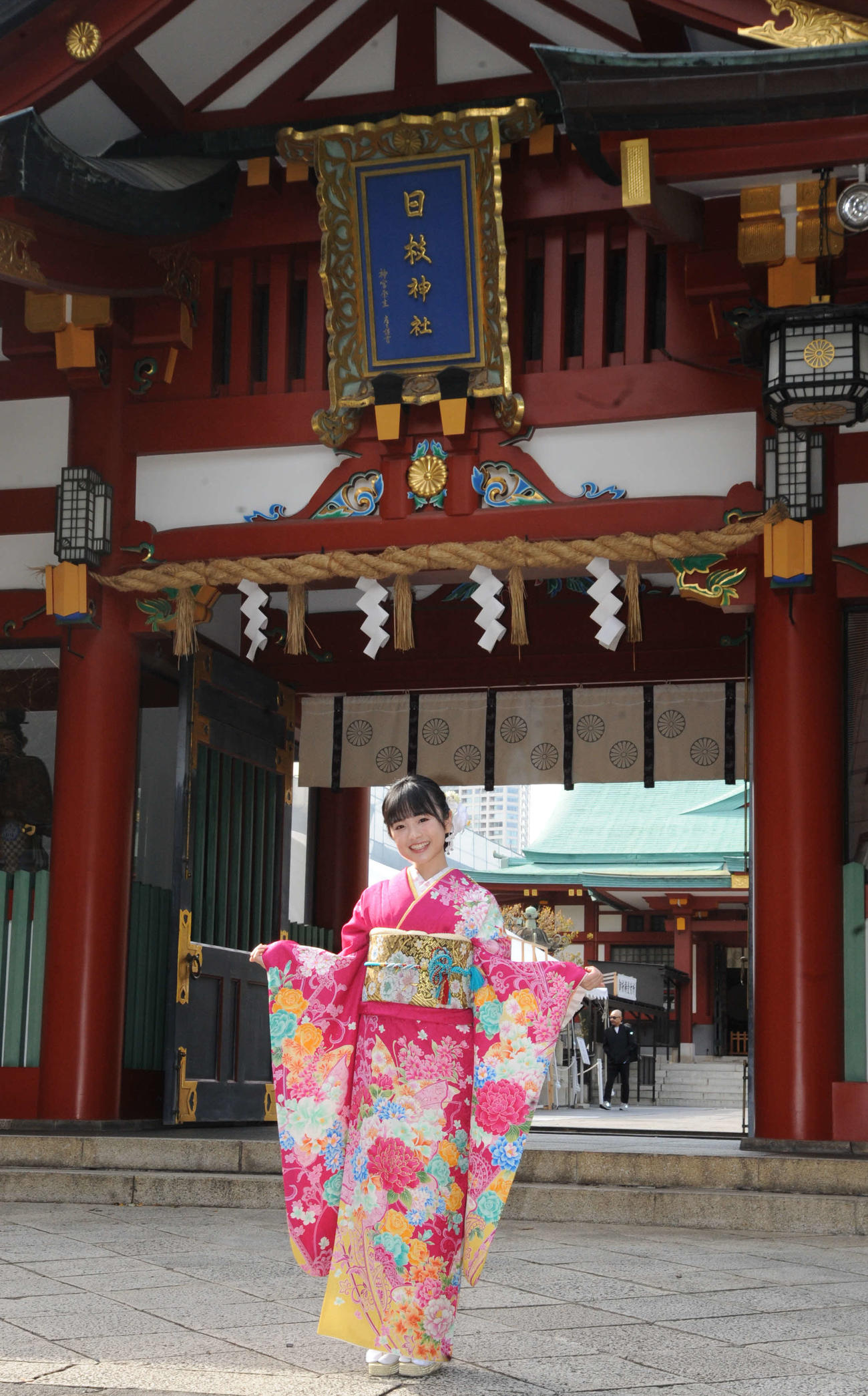 令和7年度はつもうでイメージキャラクター就任が決まり、日枝神社で記念撮影するひまひま（撮影・松尾幸之介）