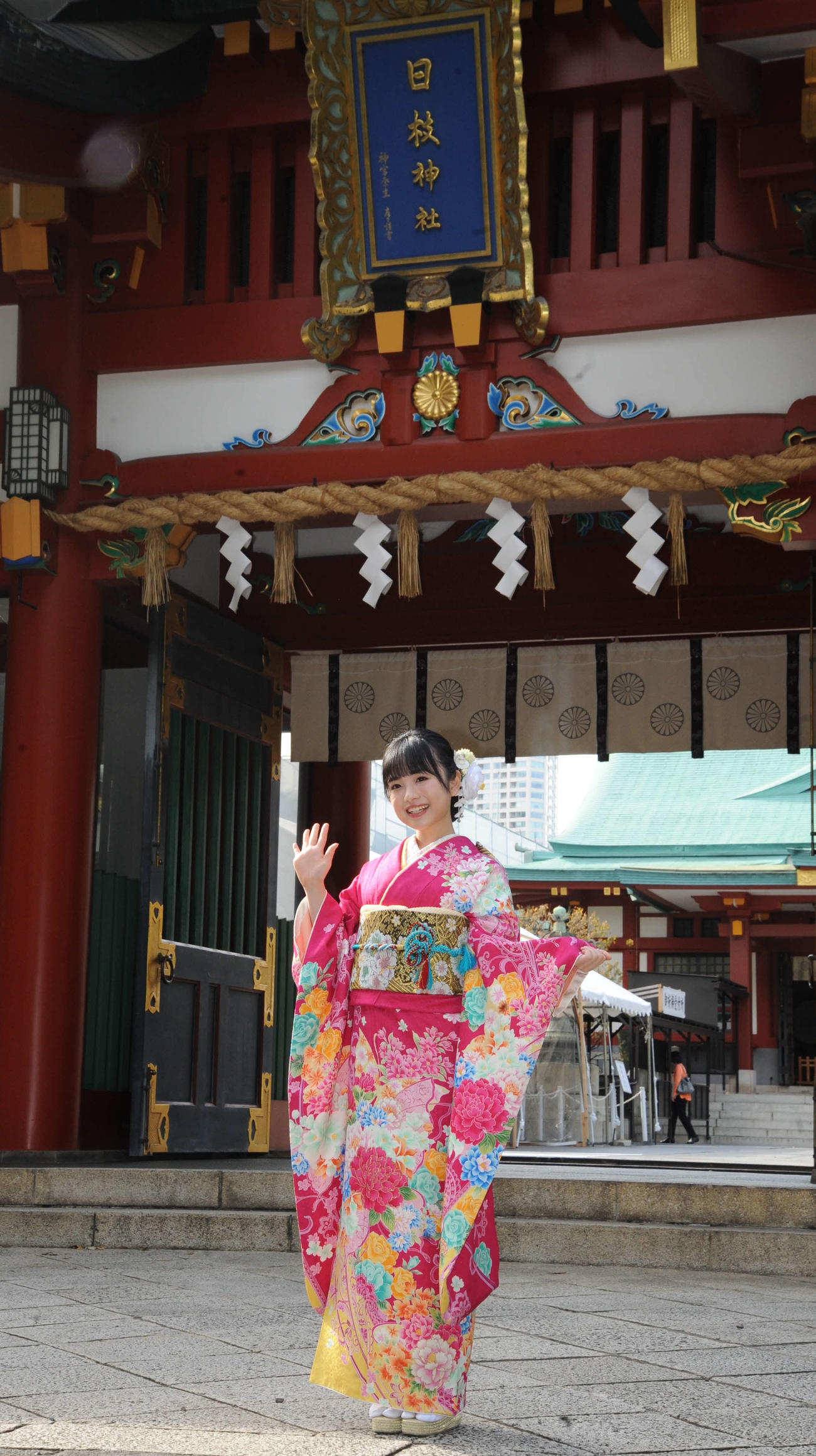 令和7年度はつもうでイメージキャラクター就任が決まり、日枝神社で記念撮影する、ひまひま（撮影・松尾幸之介）