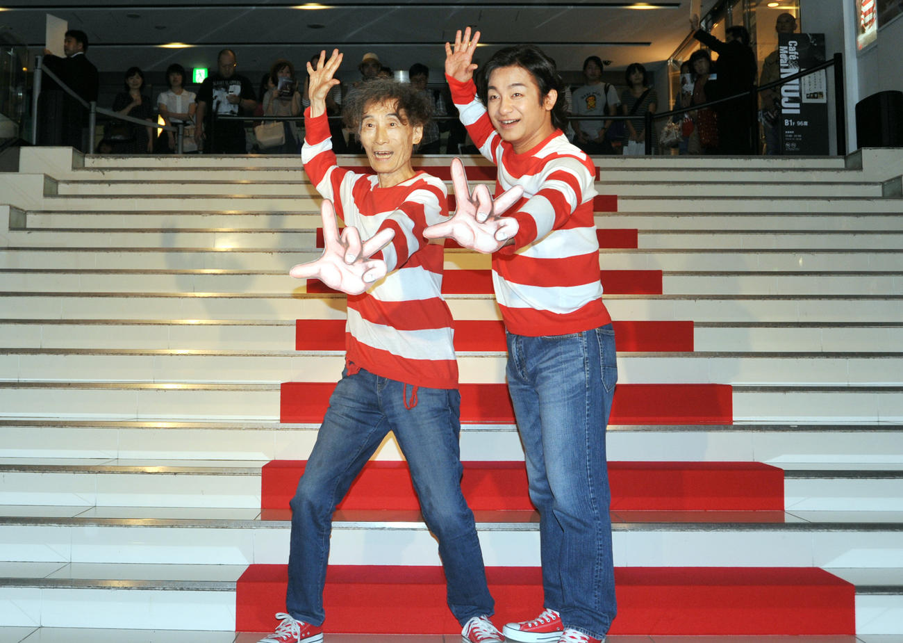 2014年9月、映画「MOTHER」の完成披露上映会を前に「グワシ」のポーズを取る楳図かずおさん（左）