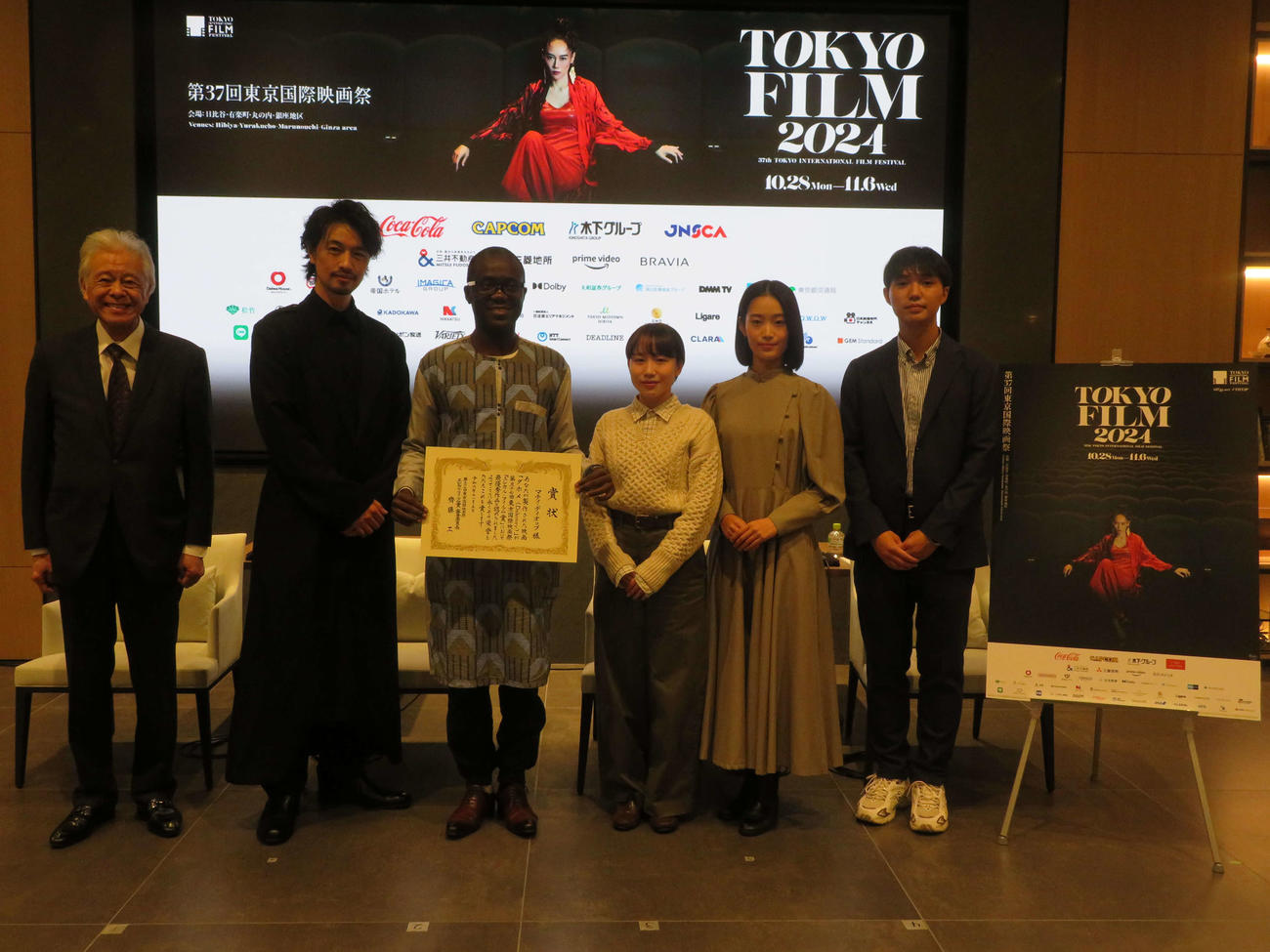 東京国際映画祭エシカル・フィルム賞授賞式に登壇した、左から安藤裕康チェアマン、審査委員長の斎藤工、ゾマホン氏、学生応援団審査委員の河野はなさん、縄井琳さん、佐々木湧人さん（撮影・村上幸将）