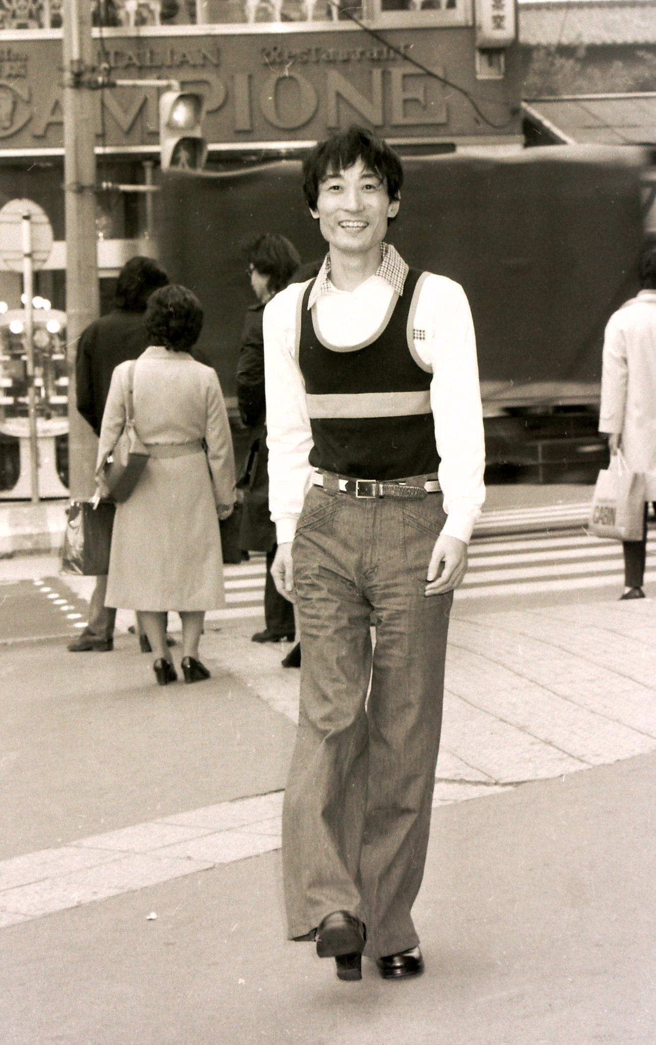77年3月、街頭を歩く楳図かずおさん