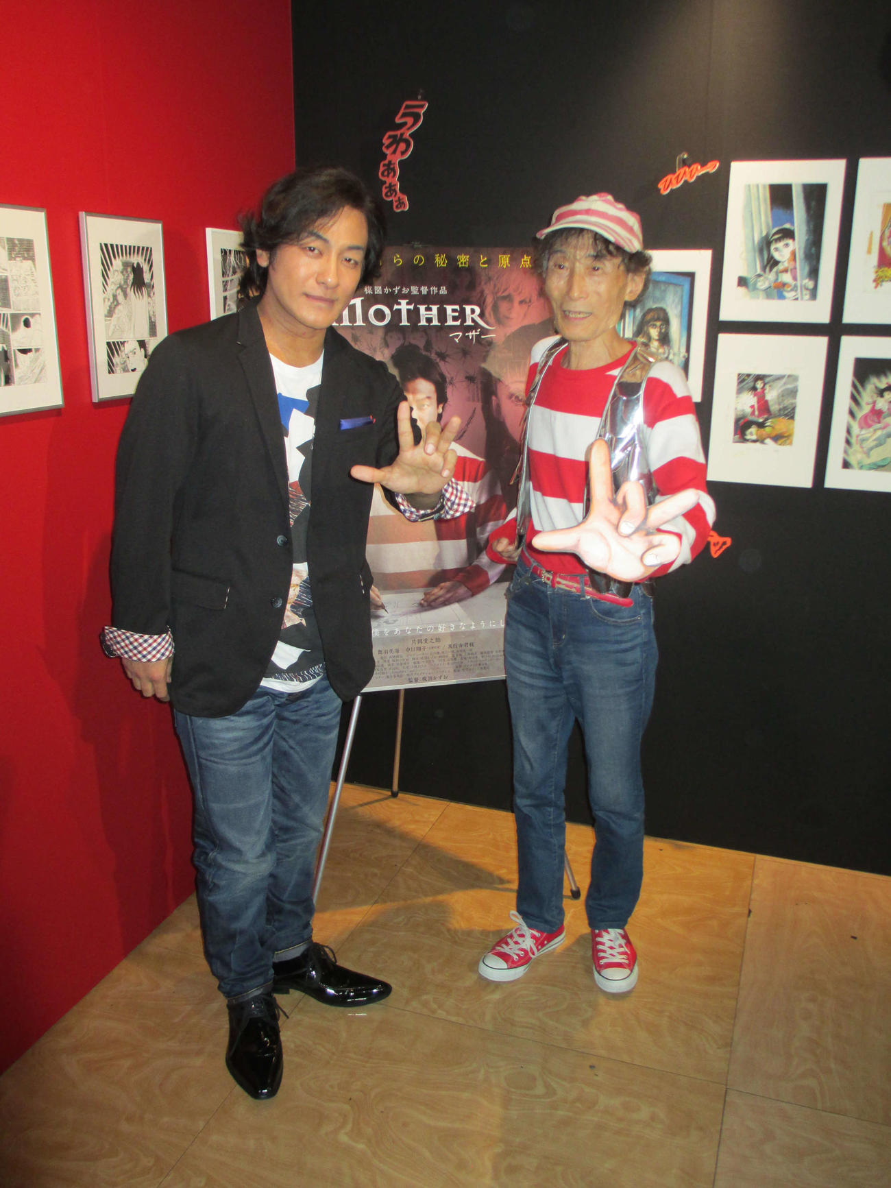 映画「マザー」公開記念展を見学した楳図かずお氏（右）と主演の片岡愛之助（14年8月）