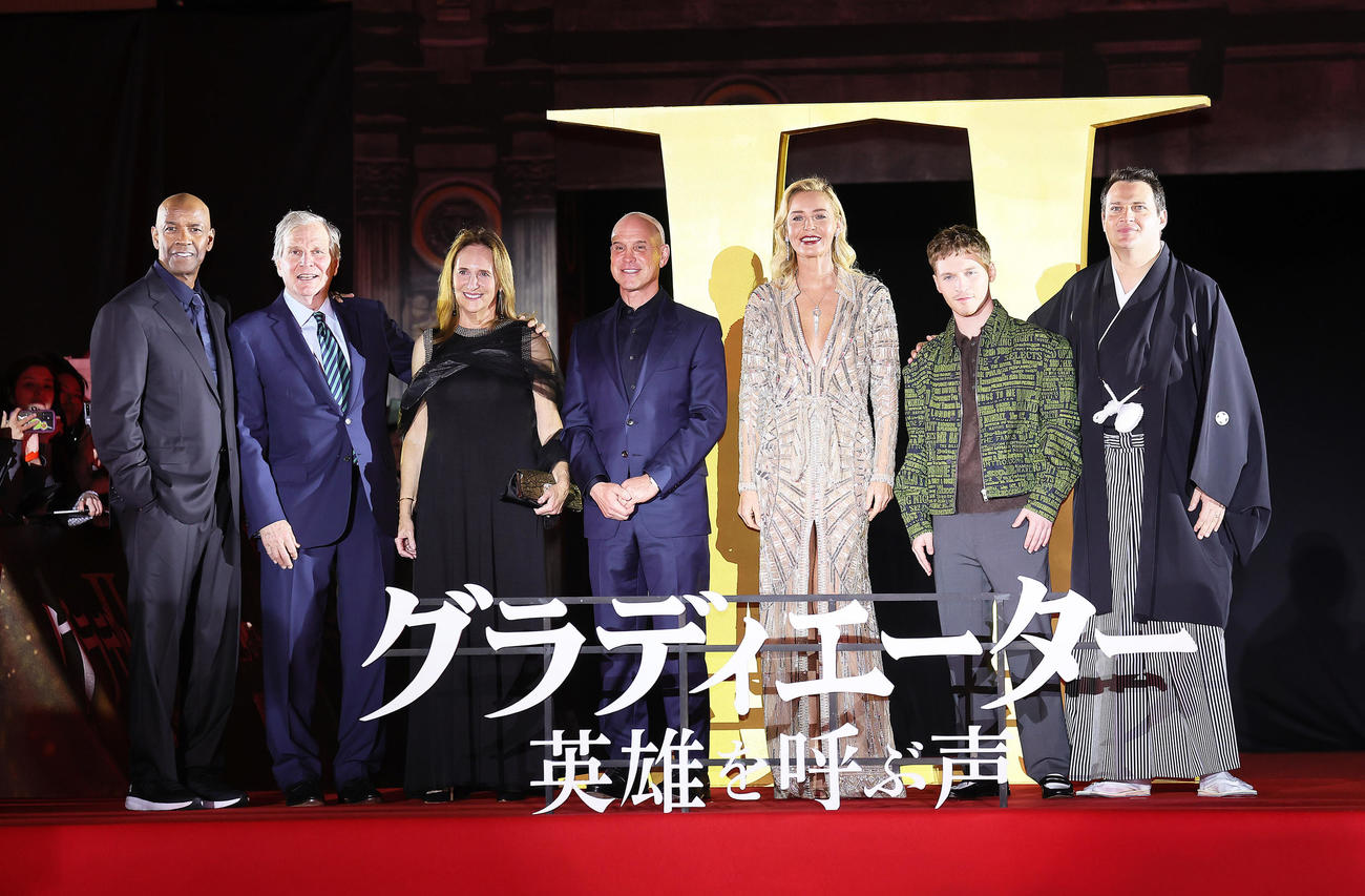 映画「グラディエーター2英雄を呼ぶ声」ジャパンプレミアに登場した、左からデンゼル・ワシントン（左端）、コニー・ニールセン（左から5人目）、フレッド・ヘッキンジャー（同6人目）ら（撮影・足立雅史）
