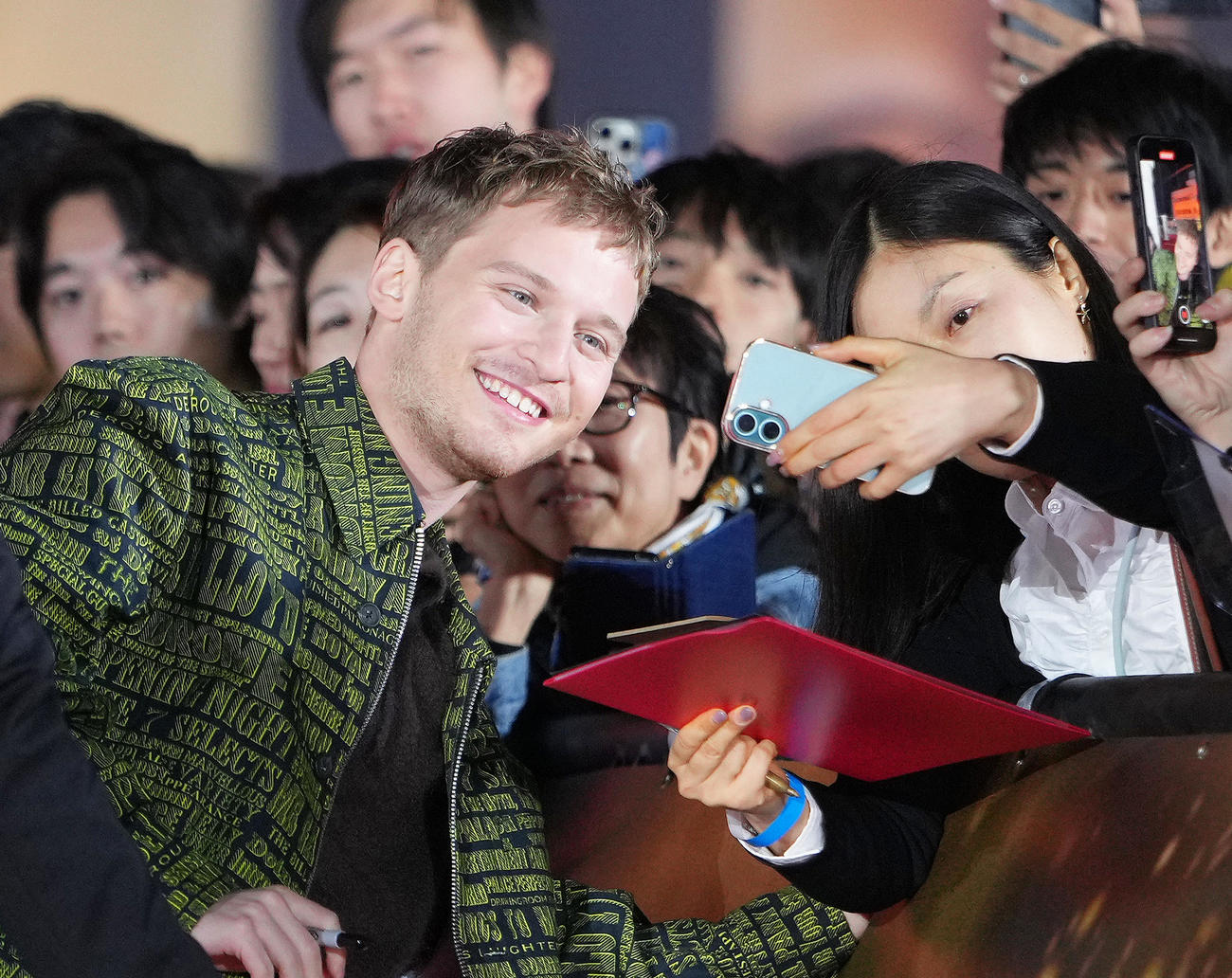 映画「グラディエーター2英雄を呼ぶ声」ジャパンプレミアに登場し、ファンとの記念撮影に笑顔を見せるフレッド・ヘッキンジャー（左）（撮影・足立雅史）