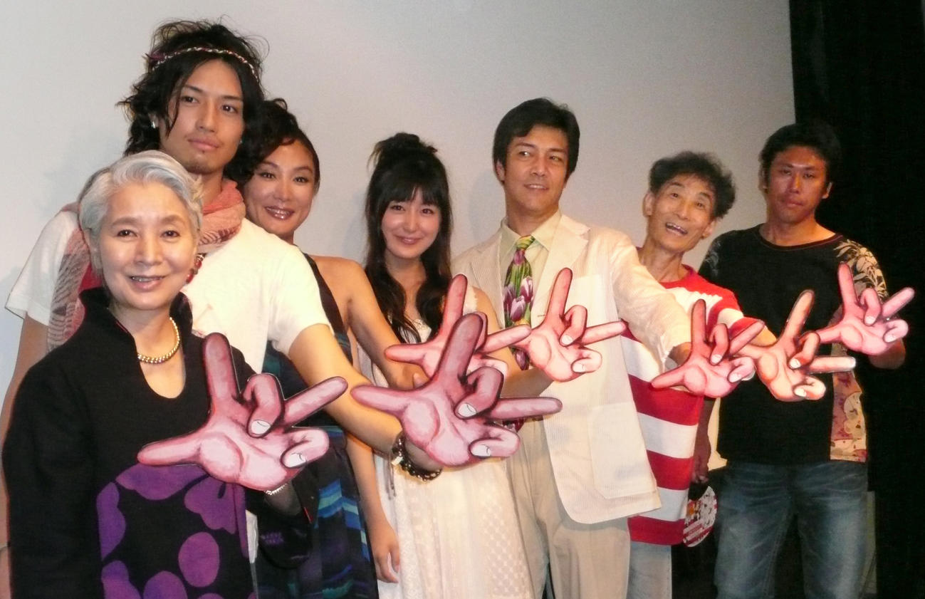 08年８月、映画「赤んぼ少女」の初日あいさつで。左から生田悦子さん、斎藤工、浅野温子、水沢奈子、野口五郎、楳図かずお氏、山口雄大監督