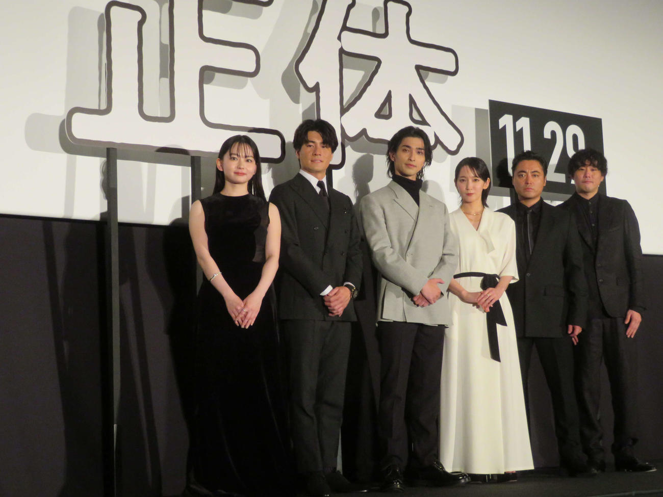 映画「正体」完成披露舞台あいさつに登壇した、左から山田杏奈、SixTONES森本慎太郎、横浜流星、吉岡里帆、山田孝之、藤井道人監督（撮影・村上幸将）