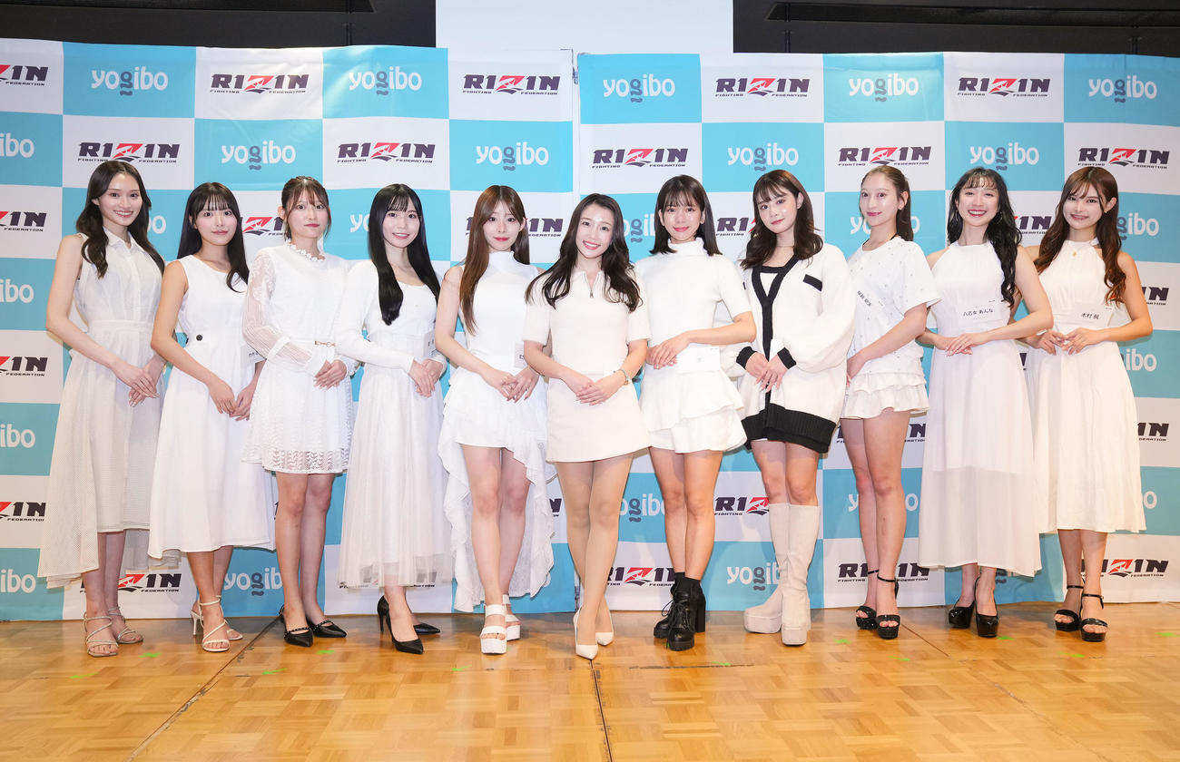 「RIZINガール2025」に選ばれ写真に納まる、左から大川理子、竹内花、出町杏奈、亜和、花乃衣美優、武井さら、悠、KOU、塚越愛実、八乙女あんな、木村楓（撮影・垰建太）