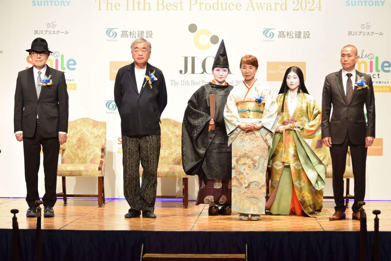 「第11回　ベスト・プロデュース賞」受賞した（前列左から）松本隆氏、、隈研吾氏、玉岡かおる氏、山本昌仁・たねやグループCEO（撮影・阪口孝志）