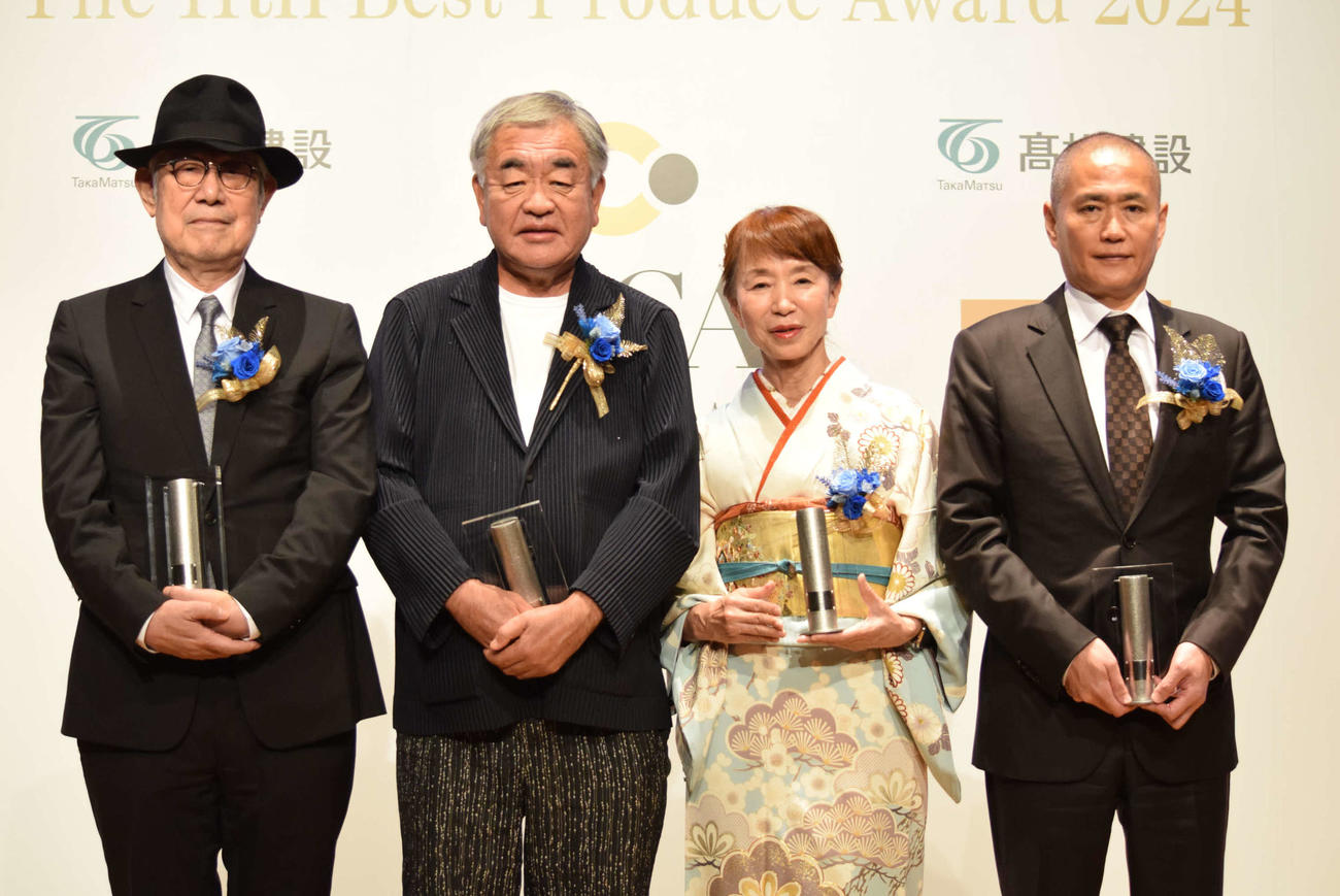 「第11回　ベスト・プロデュース賞」受賞した（左から）松本隆氏、隈研吾氏、玉岡かおる氏、山本昌仁・たねやグループCEO（撮影・阪口孝志）