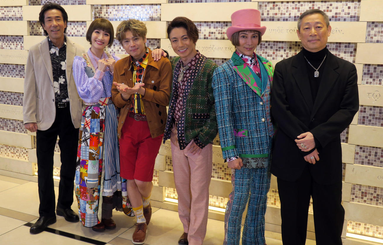 ミュージカル「SONG WRITERS」取材会で。左から、岸谷五朗、実咲凜音、中川晃教、屋良朝幸、武田真治、森雪之丞さん
