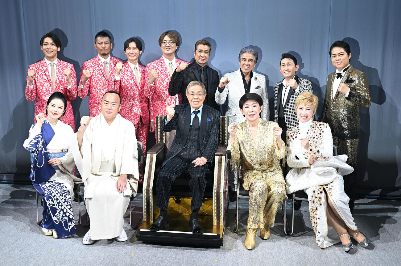 「令和・歌の祭典2024」出演に向け意気込む、前列左から藤あや子、細川たかし、北島三郎、美川憲一、瀬川瑛子、後列左から純烈の白川裕二郎、岩永洋昭、後上翔太、酒井一圭と山川豊、鳥羽一郎、福田こうへい、三山ひろし（撮影・千葉一成）