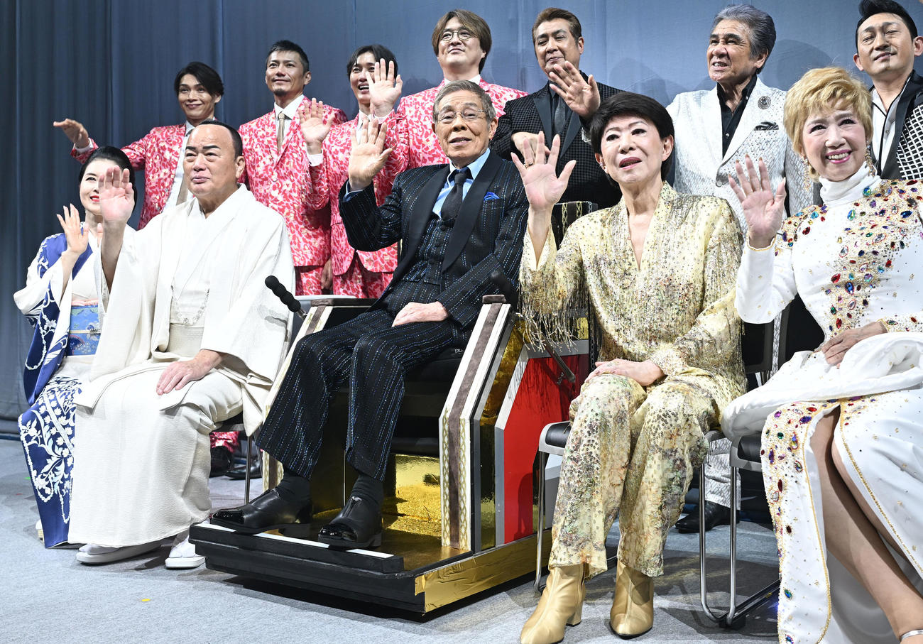 「令和・歌の祭典2024」出演に向け意気込む、前列左から藤あや子、細川たかし、北島三郎、美川憲一、瀬川瑛子、後列左から純烈の白川裕二郎、岩永洋昭、後上翔太、酒井一圭と山川豊、鳥羽一郎、福田こうへい、三山ひろし（撮影・千葉一成）