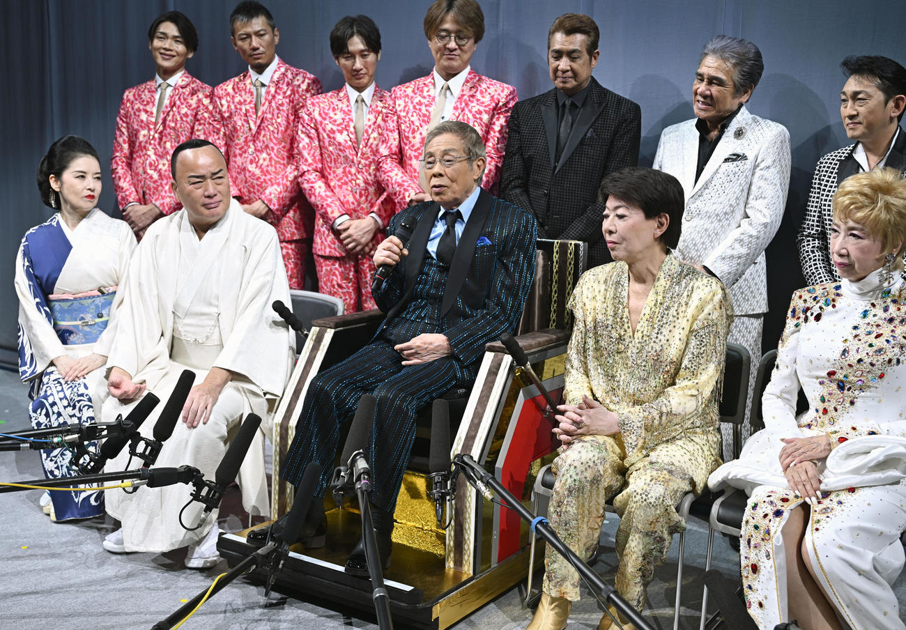 「令和・歌の祭典2024」を前に出演者らと意気込みを話す北島三郎（前列中央）（撮影・千葉一成）