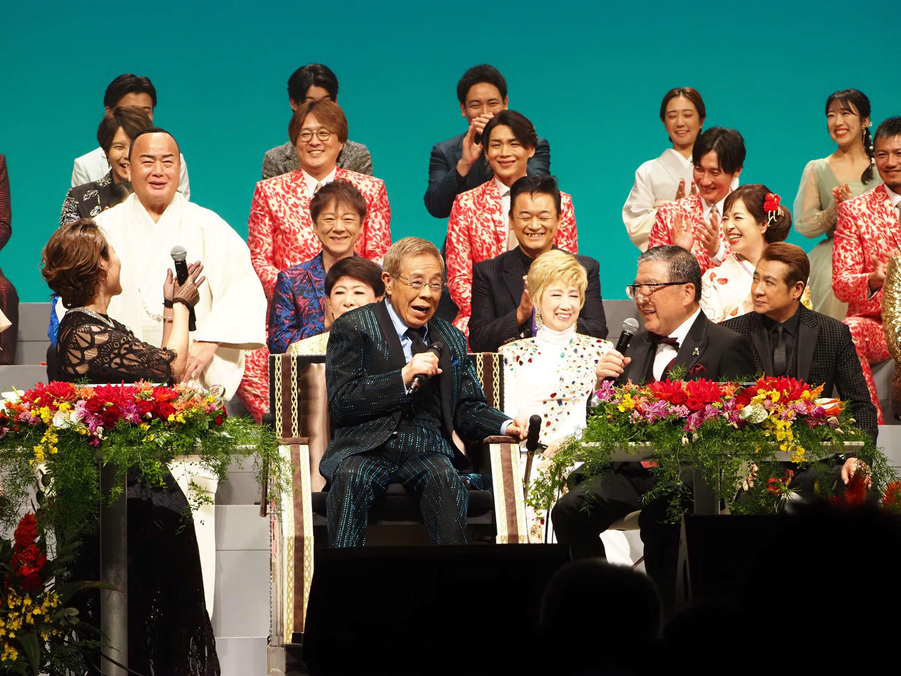 「令和・歌の祭典2024」に出演しトークする北島三郎（前列左から2人目）