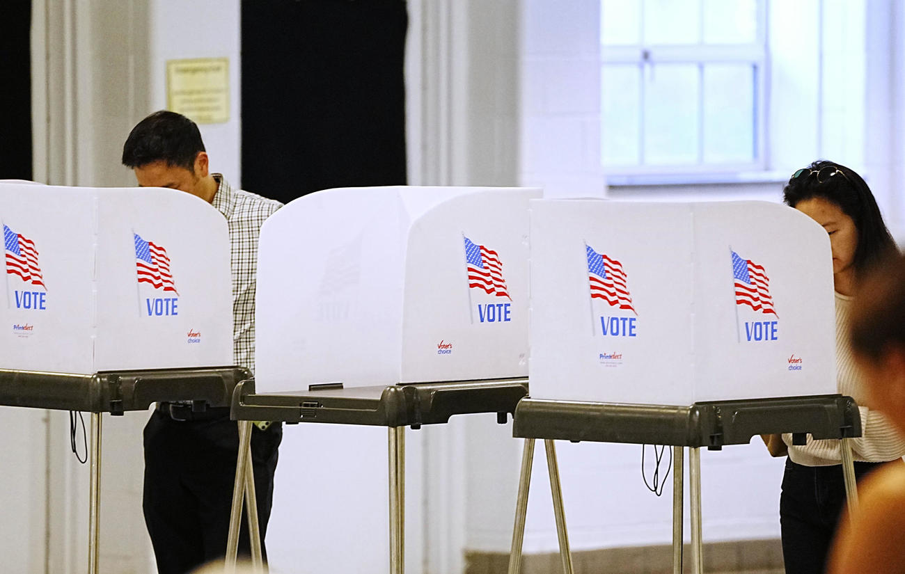米大統領選の投票をする人たち＝5日、メリーランド州（共同）