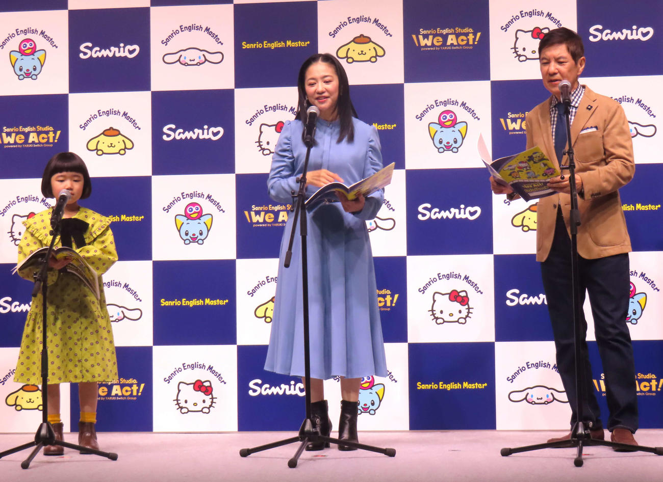 英語でのアフレコに挑戦する、左から永尾柚乃、関根麻里、関根勤