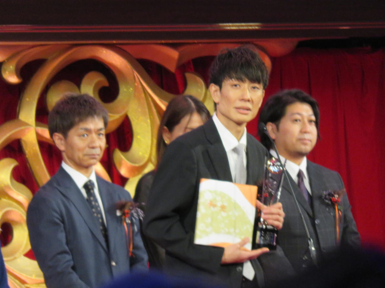 日本テレビのドラマ「最高の教師　1年後、私は生徒に■された」が2024年日本民間放送連盟賞のテレビ部門準グランプリに選出され、スピーチする演出の鈴木勇馬氏
