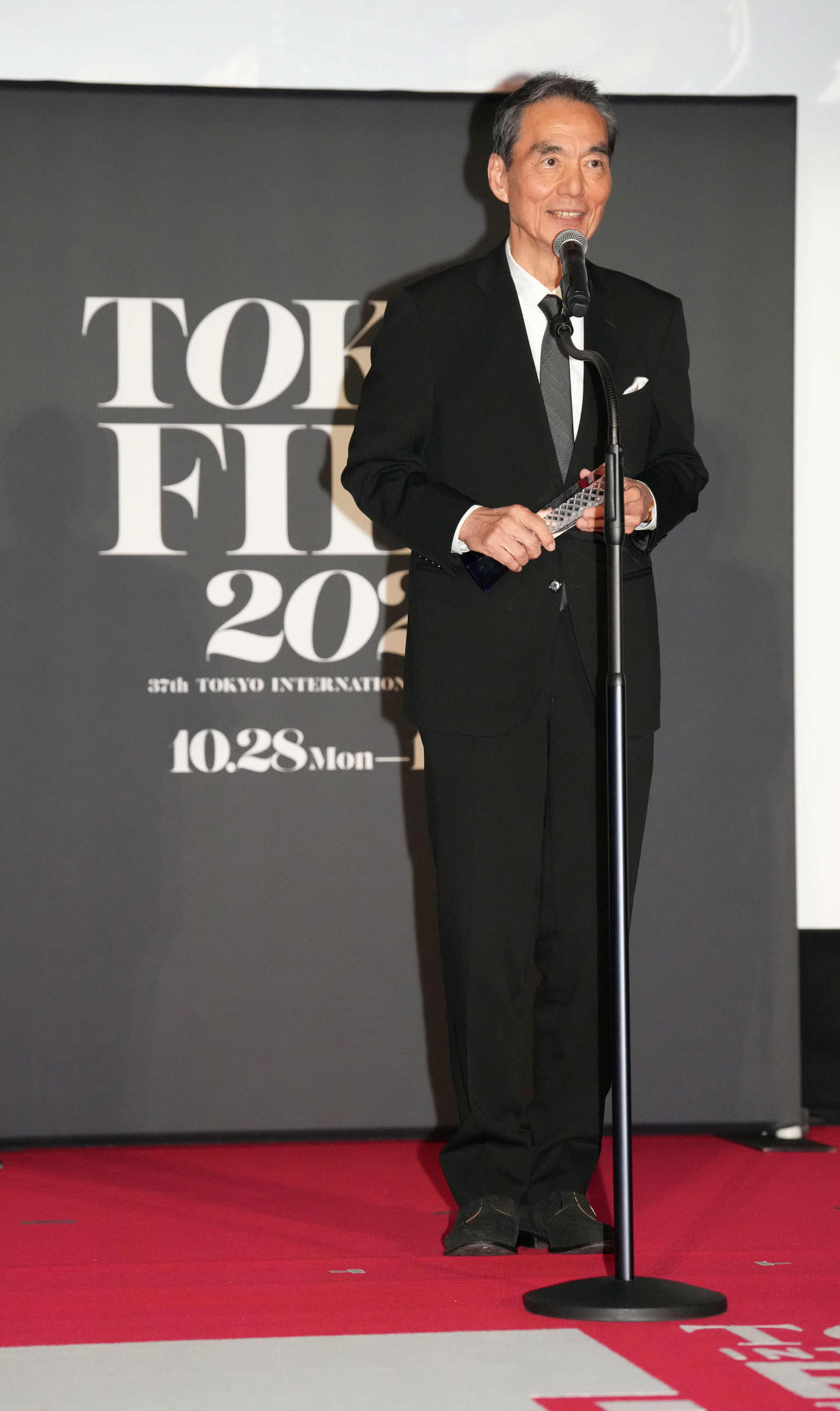 第37回東京国際映画祭クロージングセレモニーで映画「敵」でコンペティション部門最優秀男優賞を受賞しスピーチに臨む長塚京三（撮影・小沢裕）