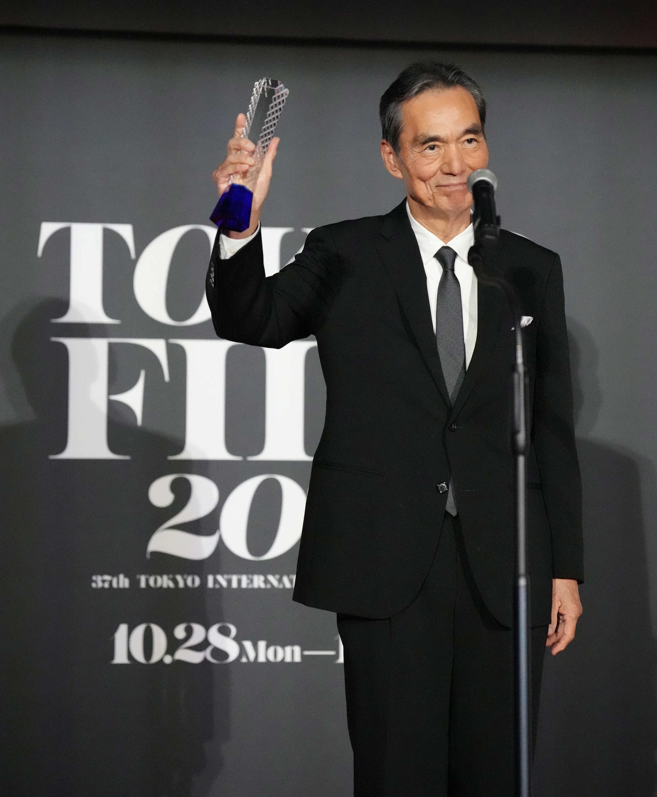 第37回東京国際映画祭クロージングセレモニーで映画「敵」でコンペティション部門最優秀男優賞を受賞した長塚京三（撮影・小沢裕）