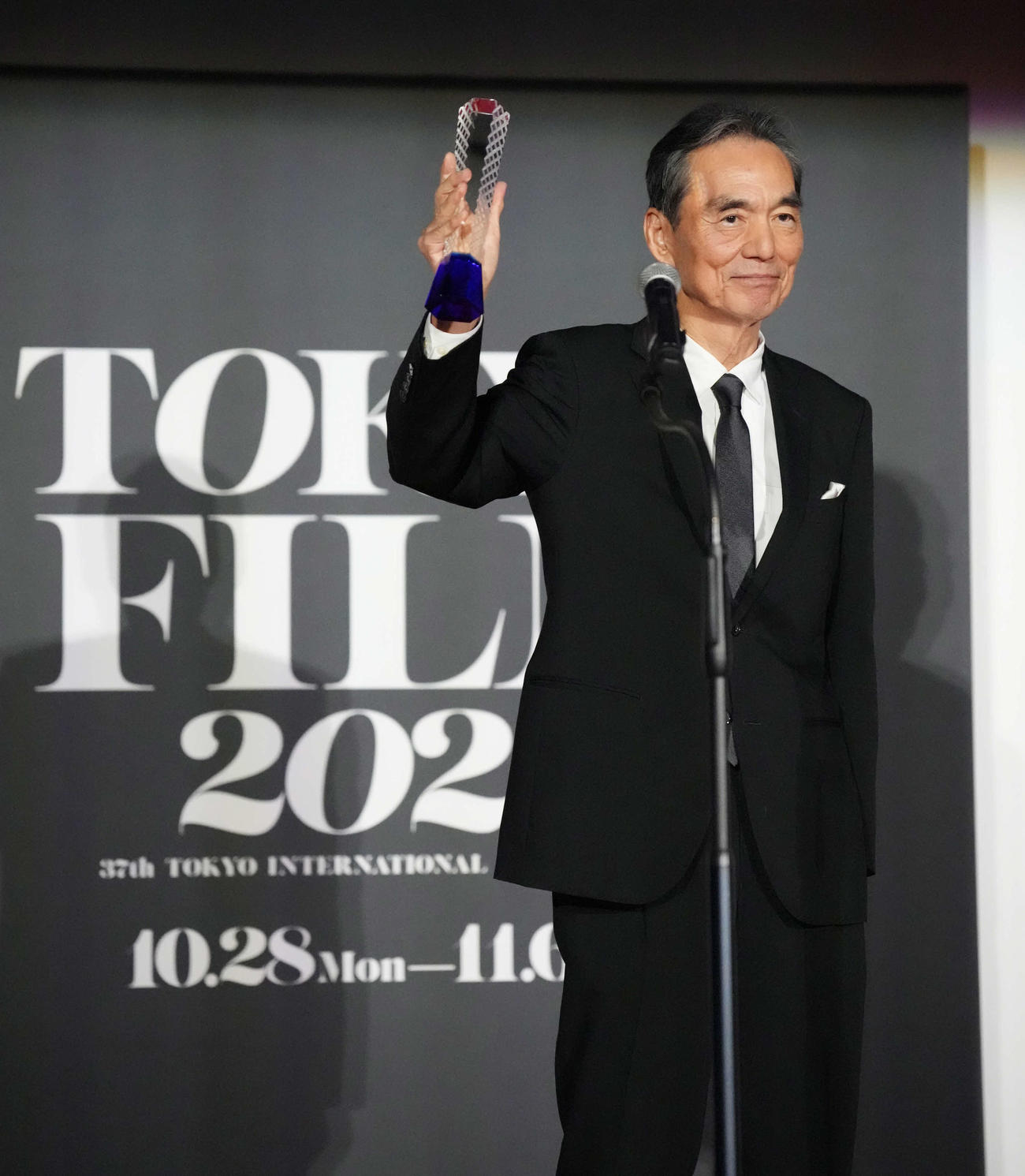 第37回東京国際映画祭クロージングセレモニーで映画「敵」でコンペティション部門最優秀男優賞を受賞した長塚京三（撮影・小沢裕）
