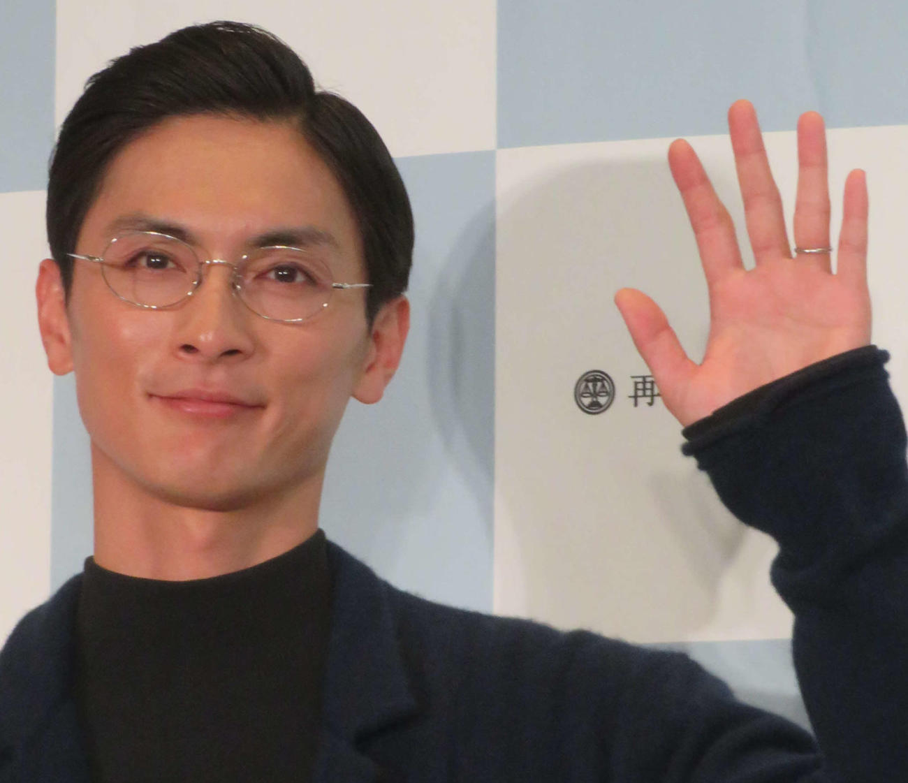 左手薬指に指輪をつけて登場した高良健吾（撮影・村上幸将）