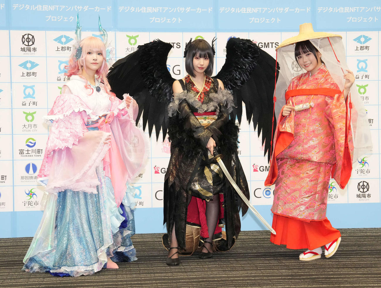 「デジタル住民NFTアンバサダーカード」プロジェクト記者発表会で地域共創衣装を披露する人気コスプレイヤーの、左からえい梨、えなこ、東雲うみ（撮影・小沢裕）