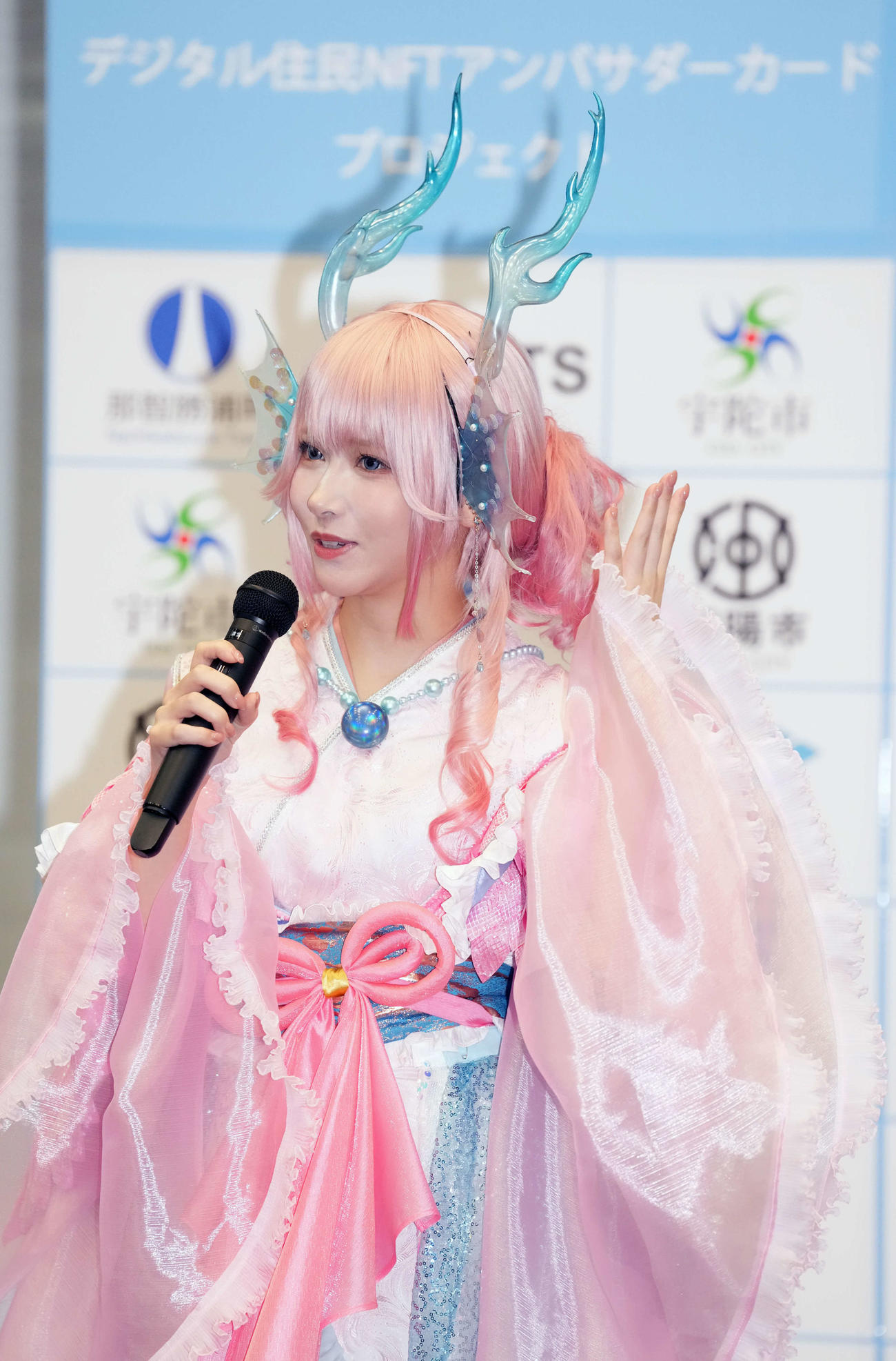 「デジタル住民NFTアンバサダーカード」プロジェクト記者発表会で地域共創衣装を披露する人気コスプレイヤーのえい梨（撮影・小沢裕）