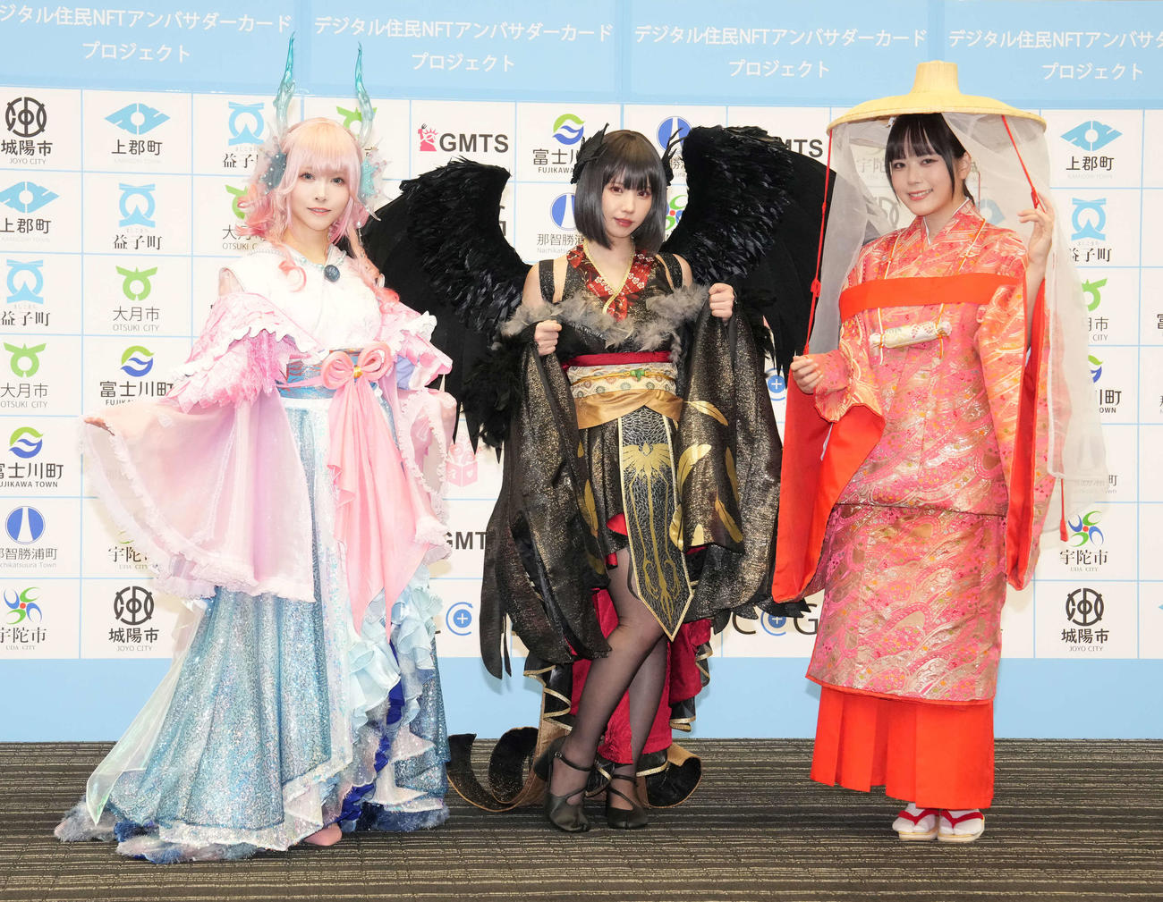 「デジタル住民NFTアンバサダーカード」プロジェクト記者発表会で地域共創衣装を披露する人気コスプレイヤーの、左からえい梨、えなこ、東雲うみ（撮影・小沢裕）