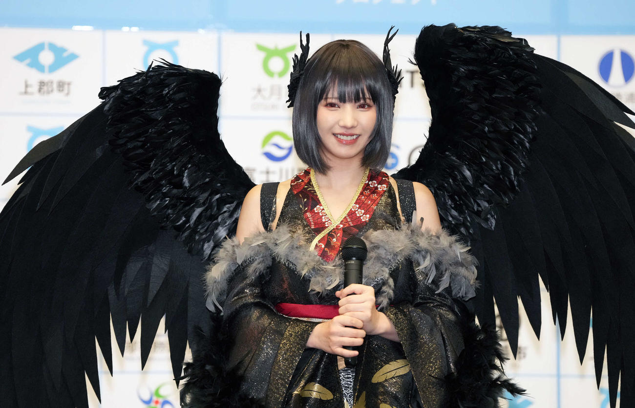 「デジタル住民NFTアンバサダーカード」プロジェクト記者発表会で地域共創衣装を披露する人気コスプレイヤーのえなこ（撮影・小沢裕）